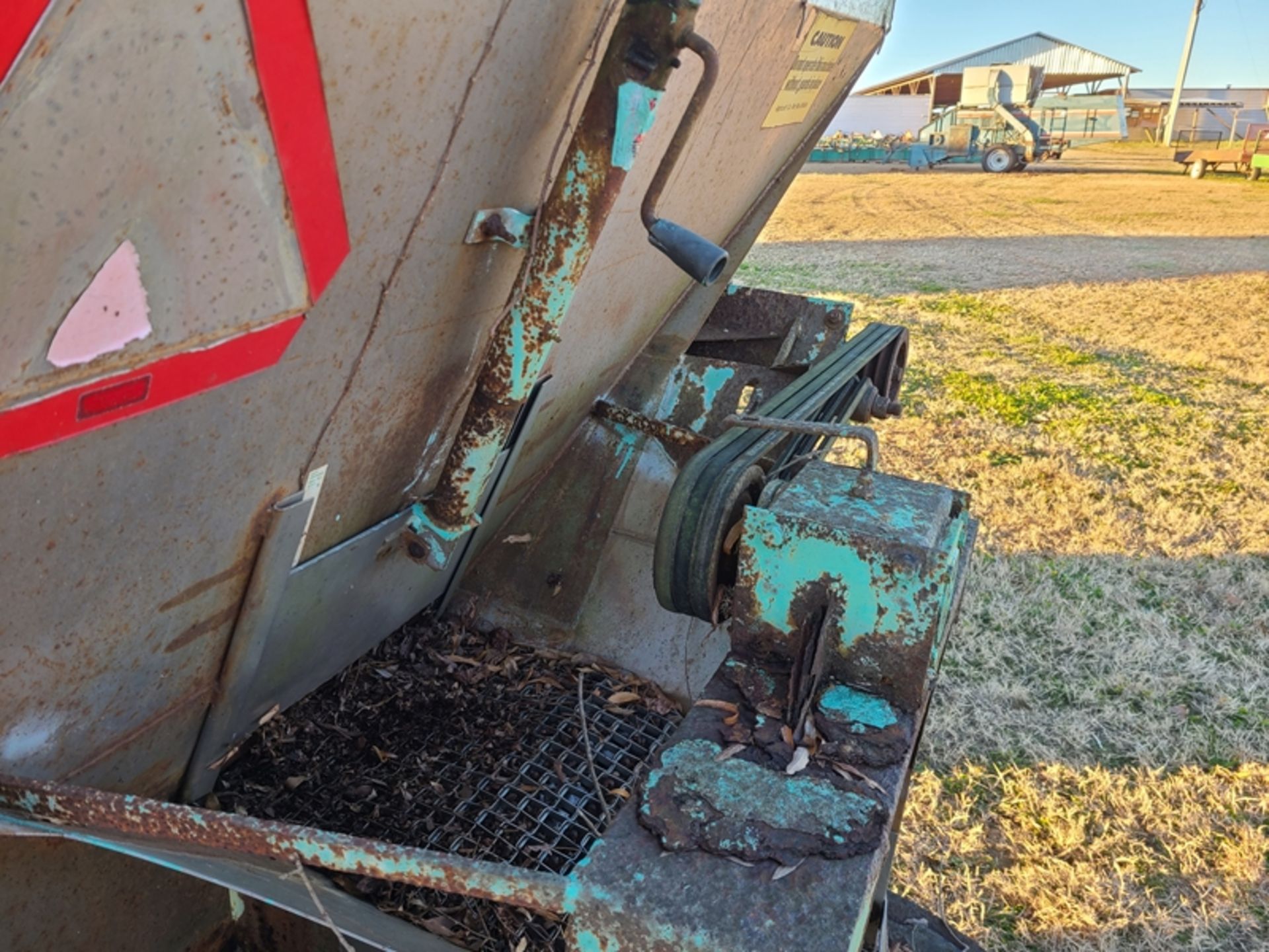 Agri Craft fertilize spreader salvage. Lot of rust damage to rear - Image 5 of 6