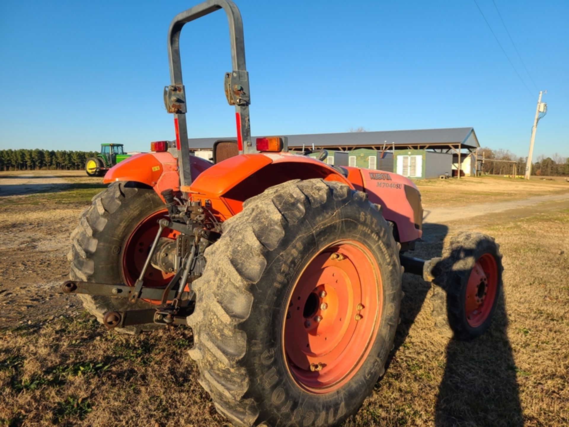 Kubota M7040SU 4wd, ser# 66115 3814 hours damage to front grill stearing wheel colum will come up - Image 4 of 8