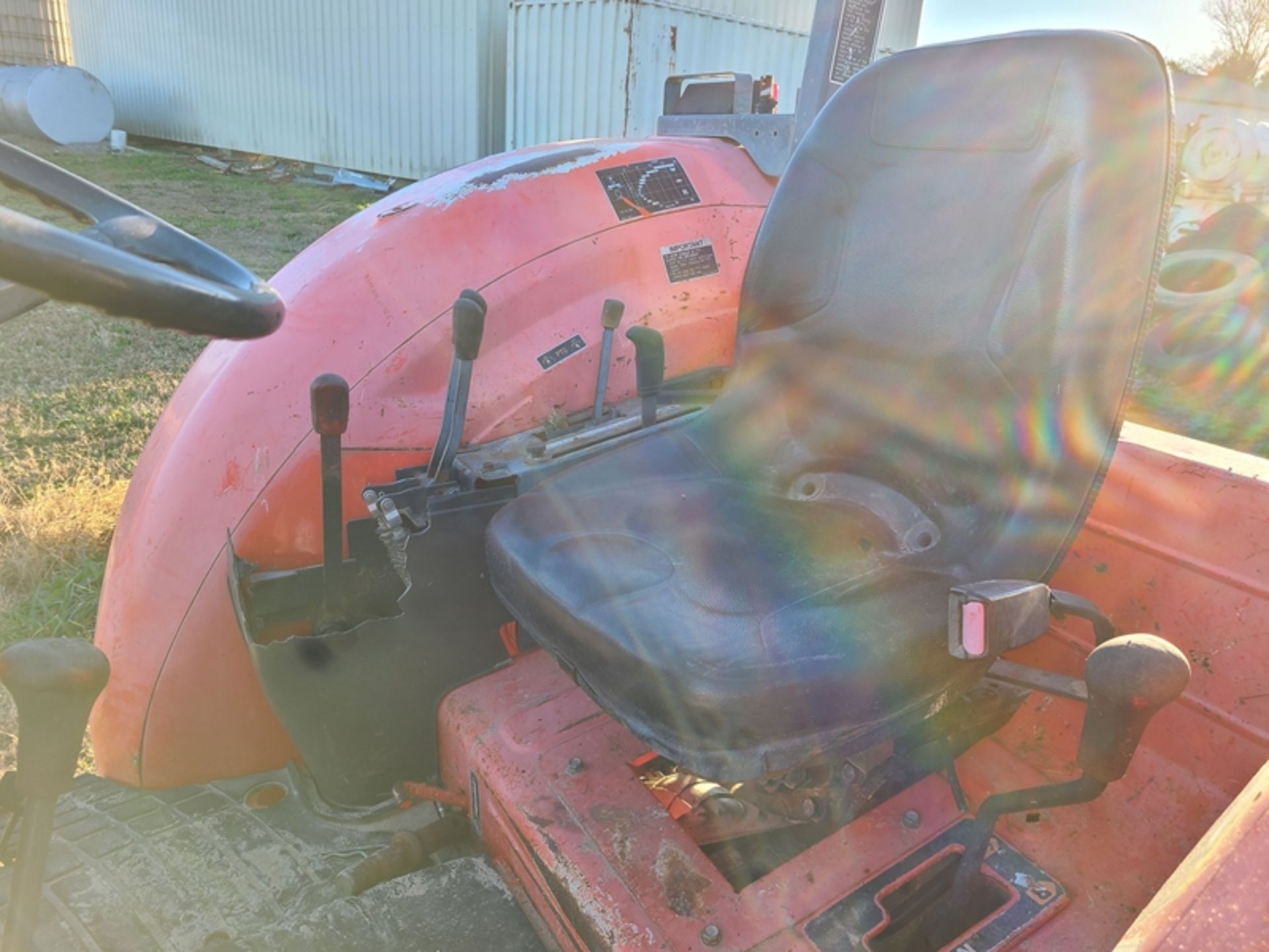 Kubota M7040SU 4wd, ser# 66115 3814 hours damage to front grill stearing wheel colum will come up - Image 7 of 8