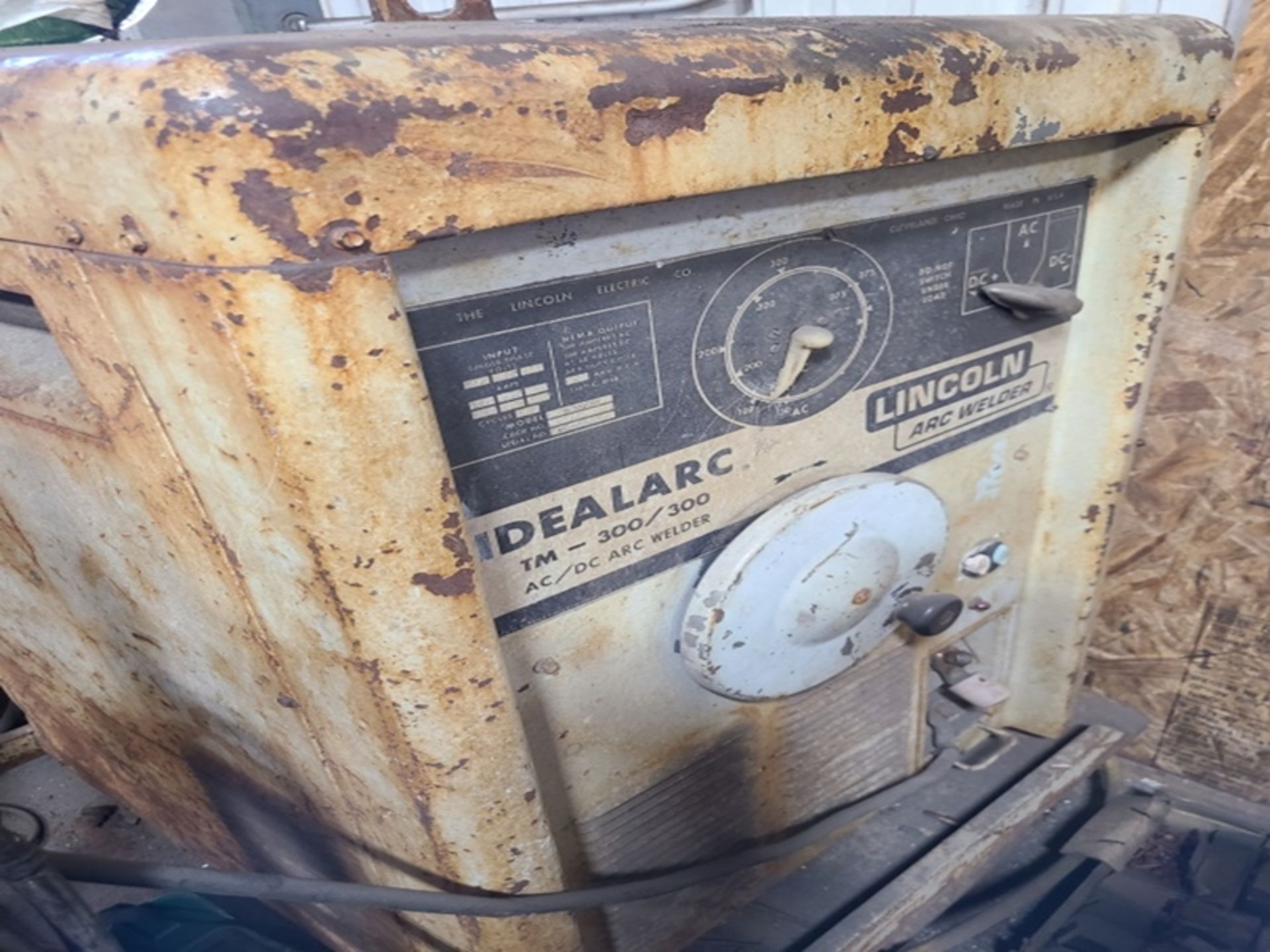 Lincoln Idealarc TM 300/300 AC/DC welder