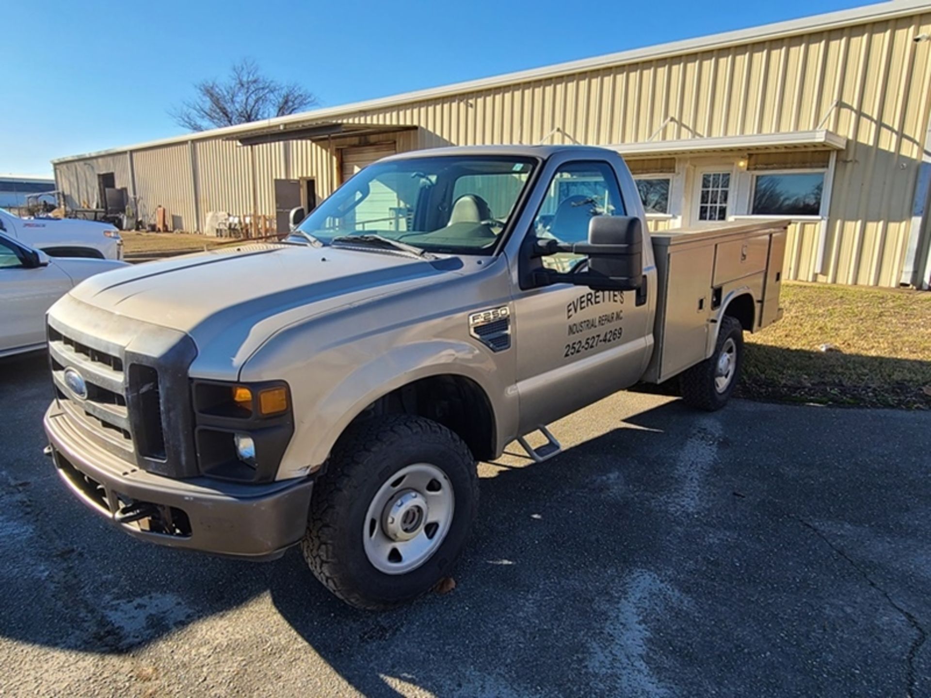 2008 Ford F250 super duty reg cab V8gas, auto, 4wd, utilty body 125,495 miles vin# - Image 3 of 6