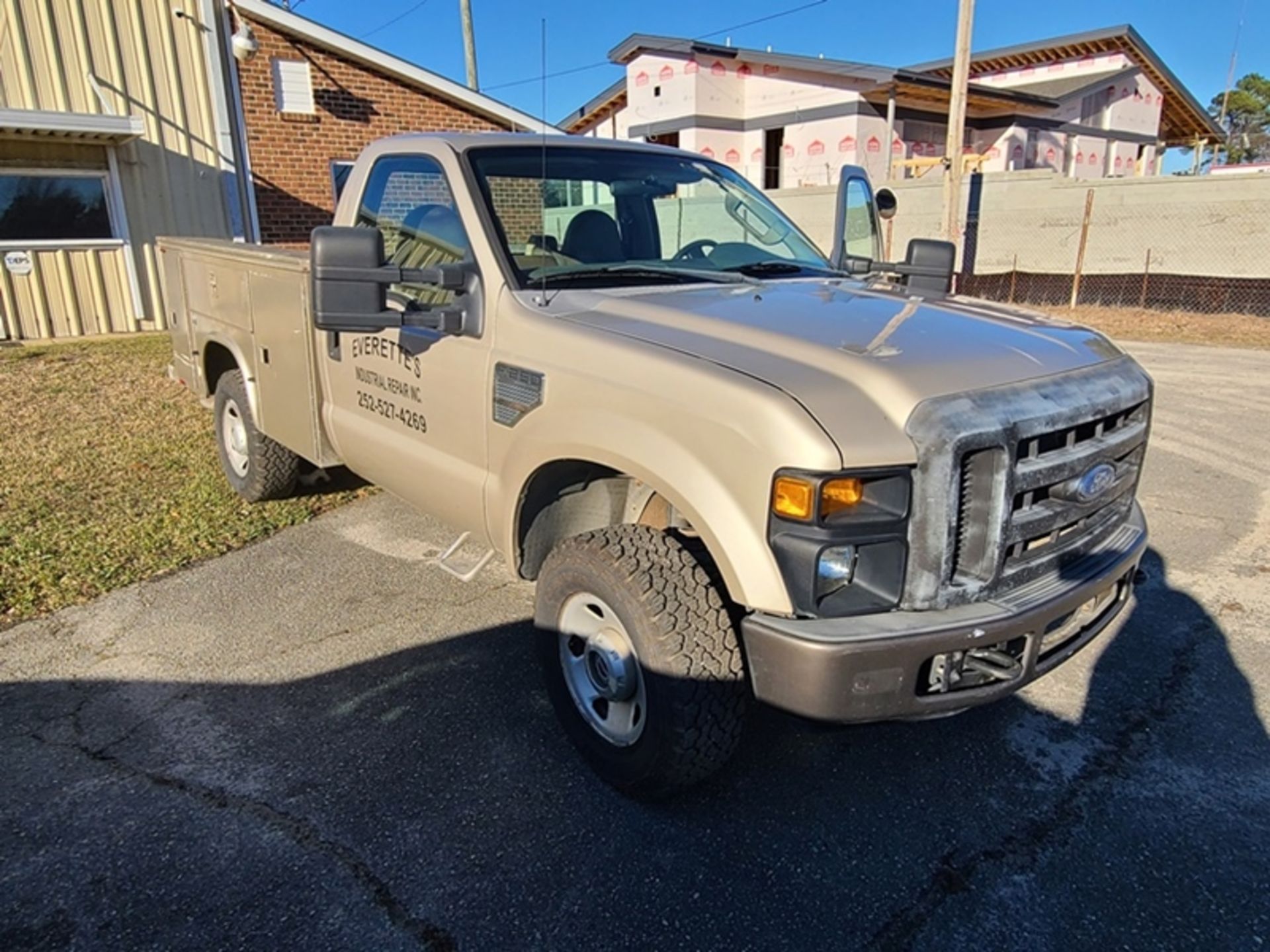 2008 Ford F250 super duty reg cab V8gas, auto, 4wd, utilty body 125,495 miles vin#