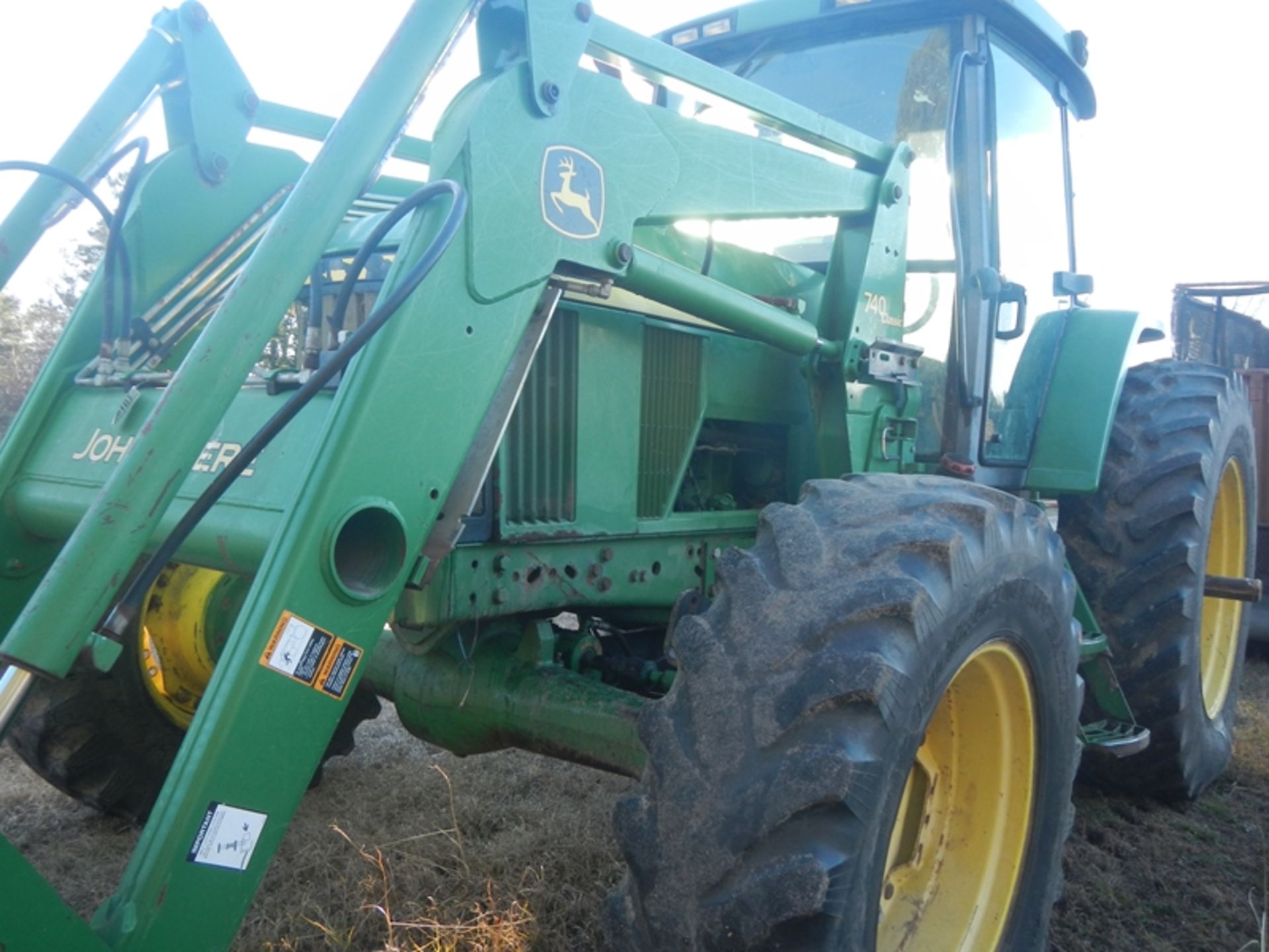JD 7400 cab, 4wd, power quad, w/JD 740 classic loader and forks ?10,031 hours? - Image 6 of 11