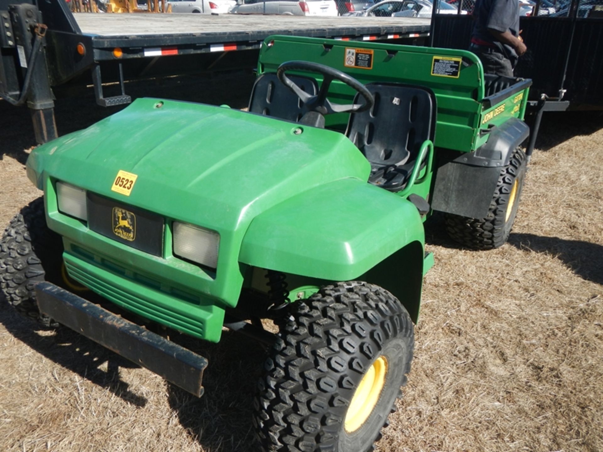 JOHN DEERE 4X2 gator UTV - 1007 hrs. missing seat cushions