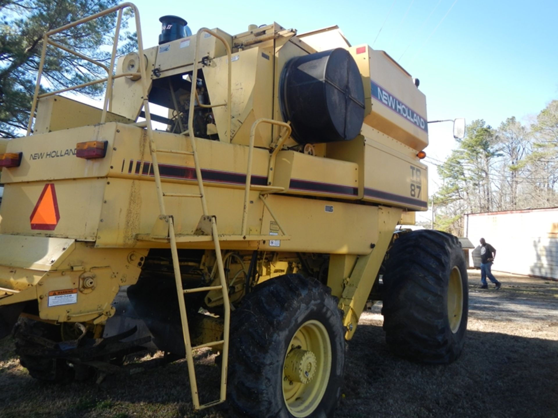 New Holland TR 87 combine 4wd vin# 556202 - Image 3 of 7