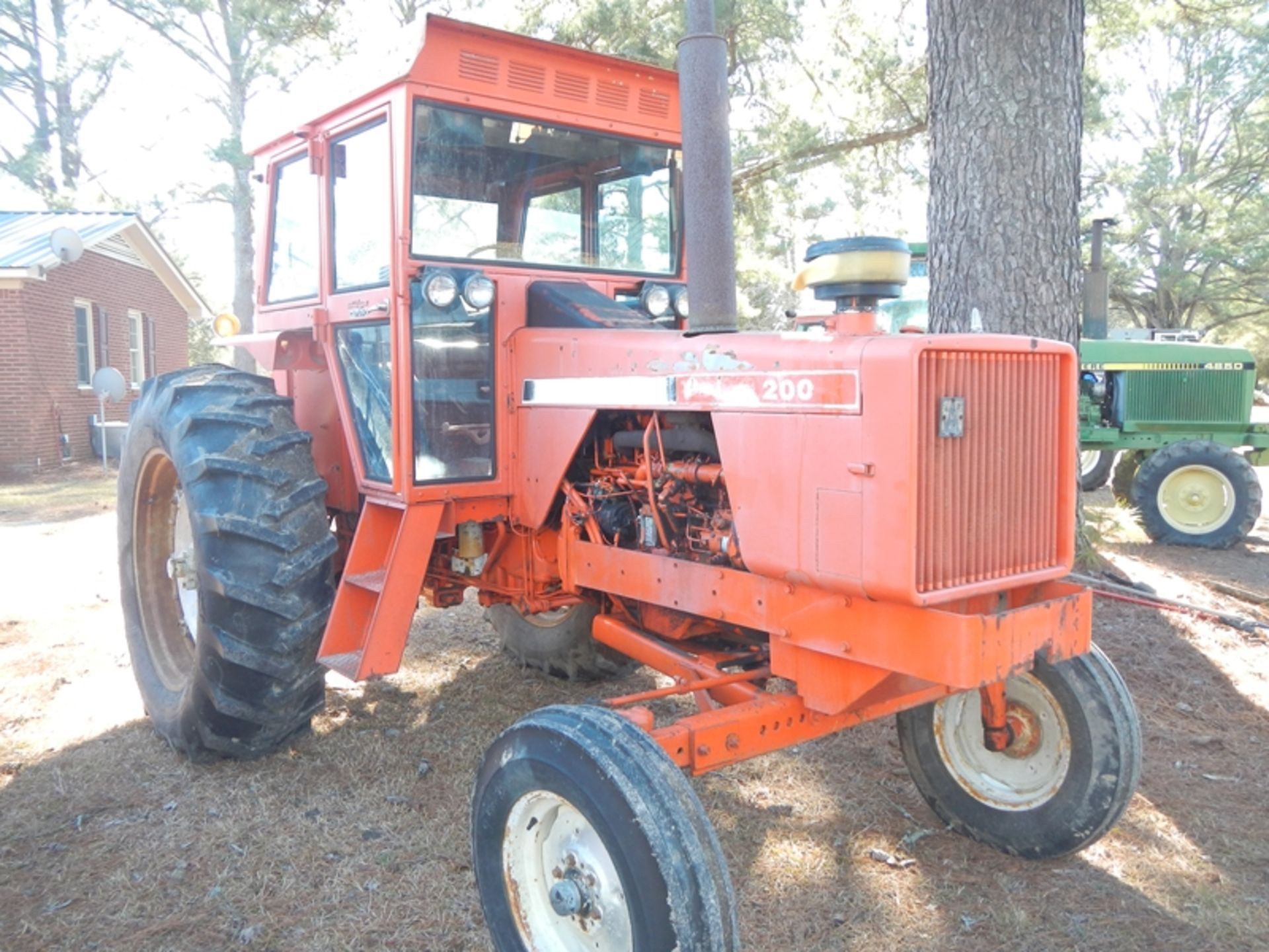 Allis Chamblers 200 with cab glass broken in cab