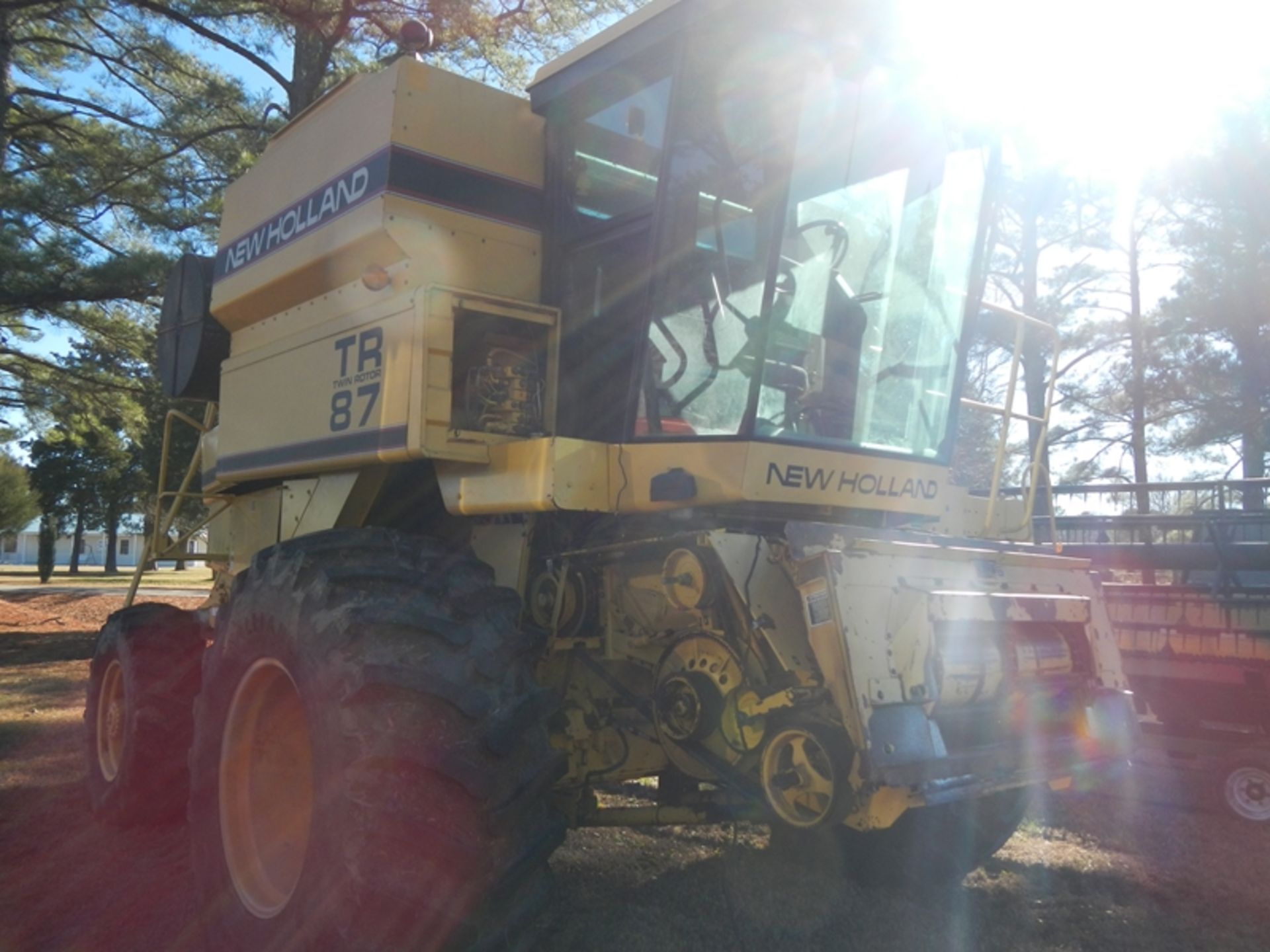 New Holland TR 87 combine 4wd vin# 556202 - Image 2 of 7