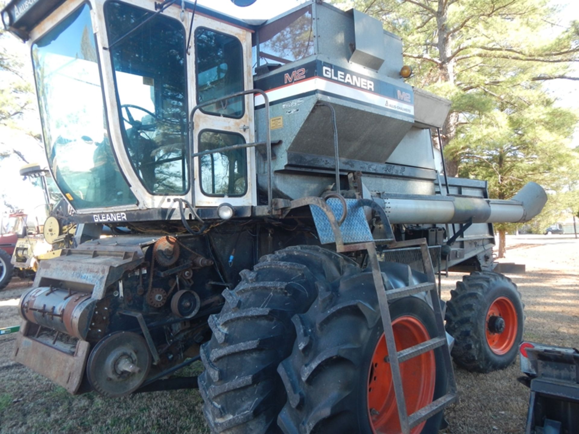 Gleaner M2 combine - Image 4 of 4