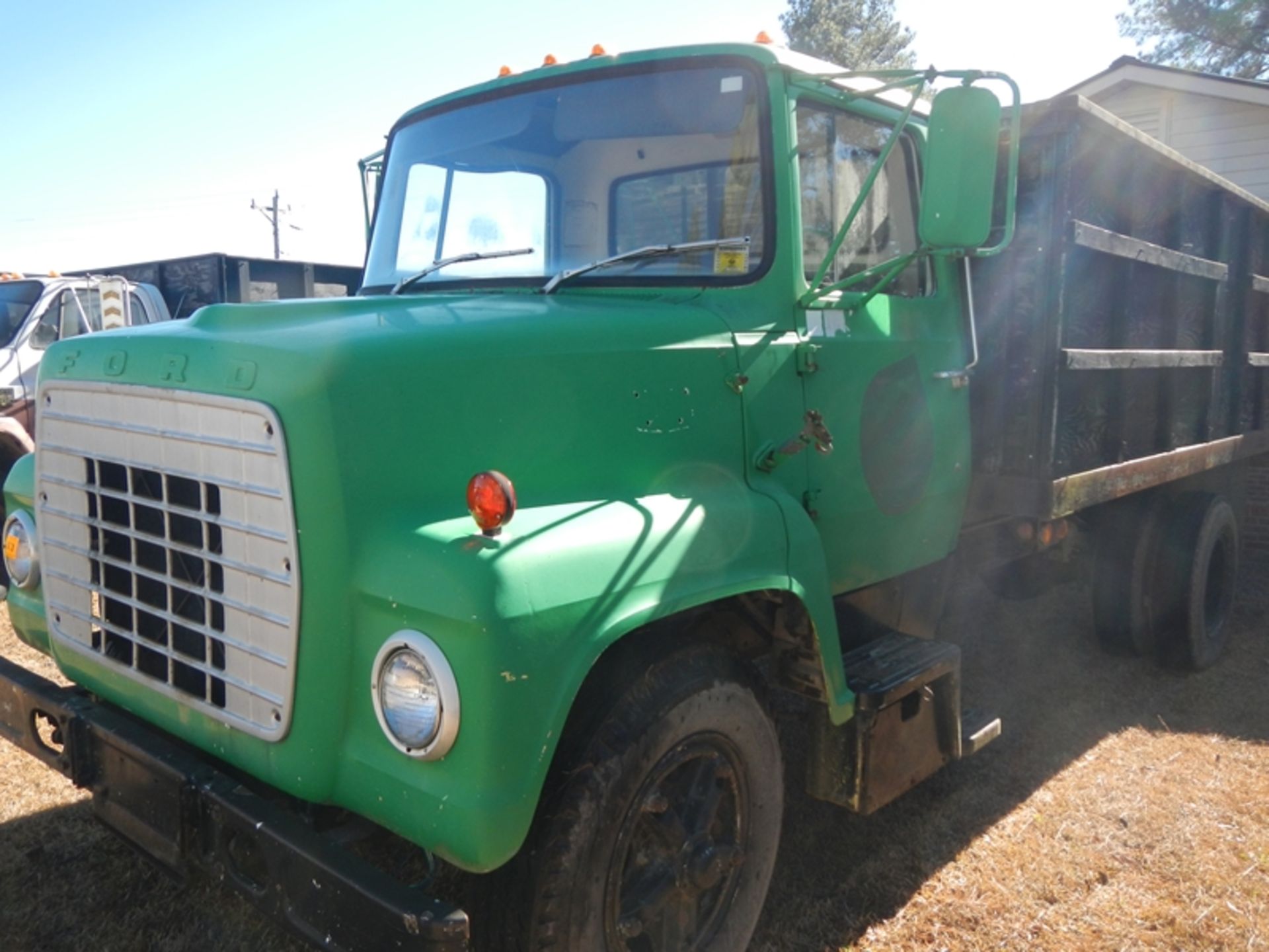 1974 Ford 2 ton vin N70EVS15235 runs but needs tuneup been sitting several years - Image 4 of 5
