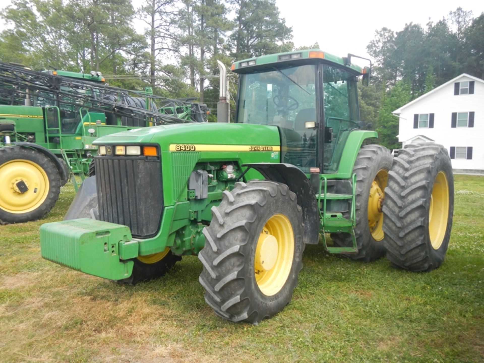 JOHN DEERE 8400 tractor - 4wd, 7,515 hrs - Serial RW8400P011798 520/85R42 duals quick hitch