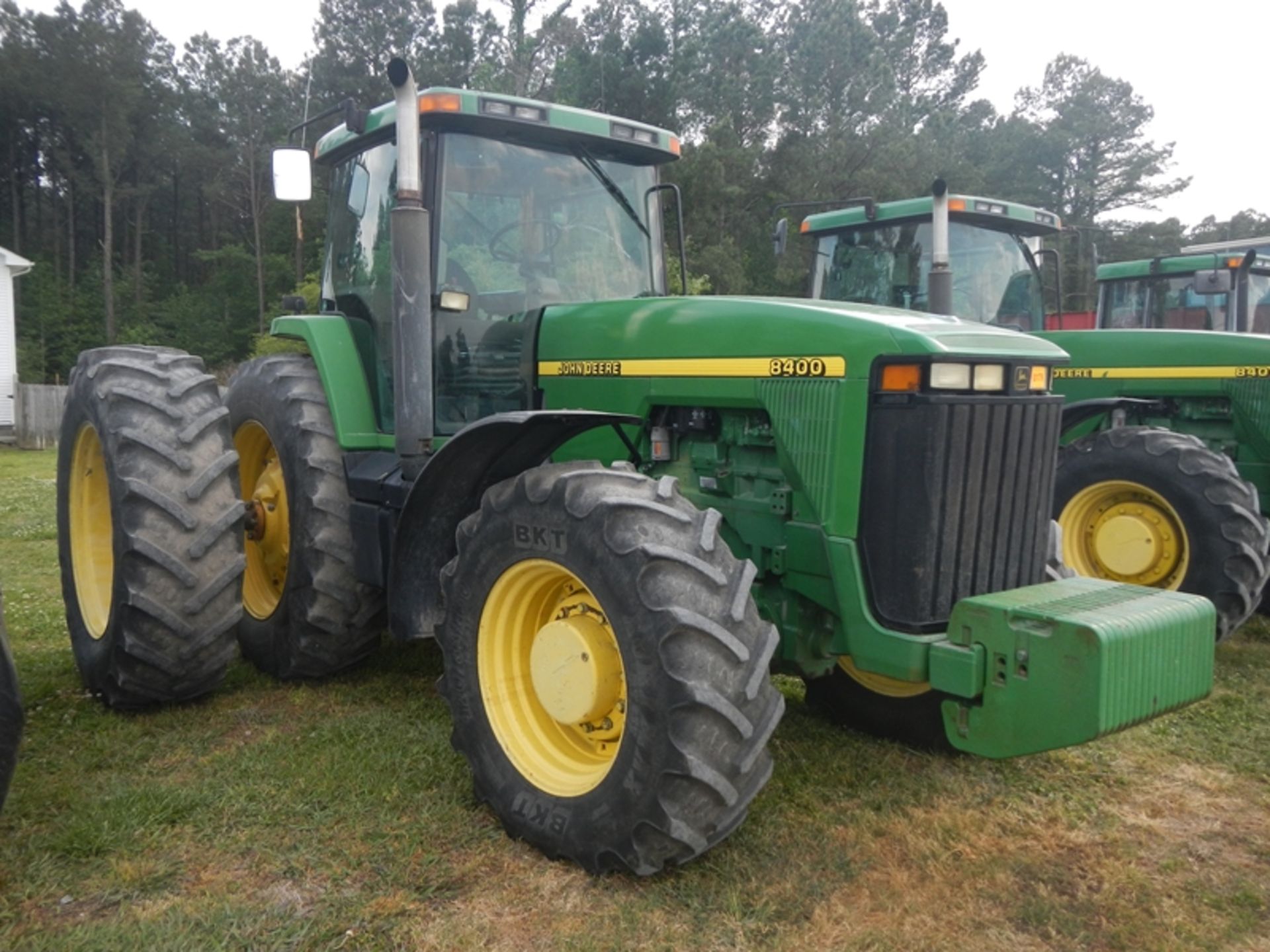 JOHN DEERE 8400 tractor - 4wd, 7,515 hrs - Serial RW8400P011798 520/85R42 duals quick hitch - Image 2 of 6