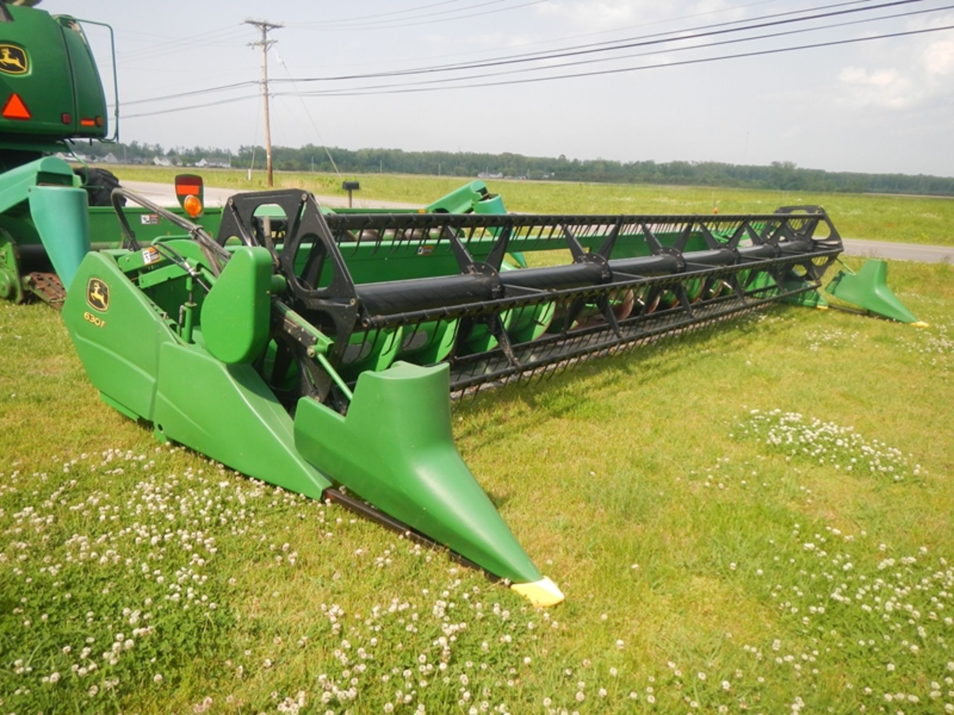 JOHN DEERE 630F grain head - Image 2 of 4