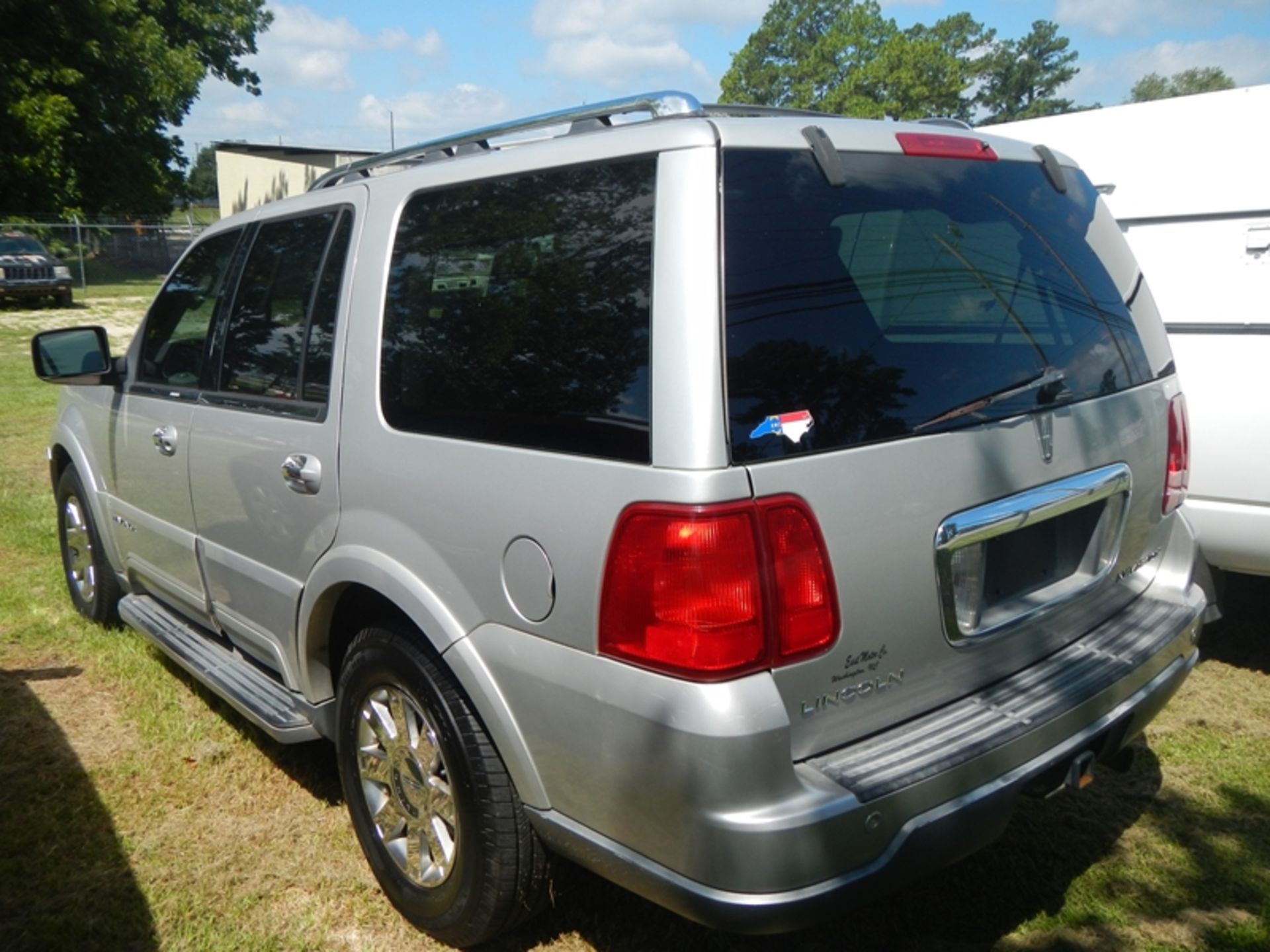 2004 LINCOLN Navigator LOADED 5.4L gas VIN 5LMFU27R24LJ40403 - 265K MILES. VIN 5LMFU27R24LJ40403 - - Image 4 of 5