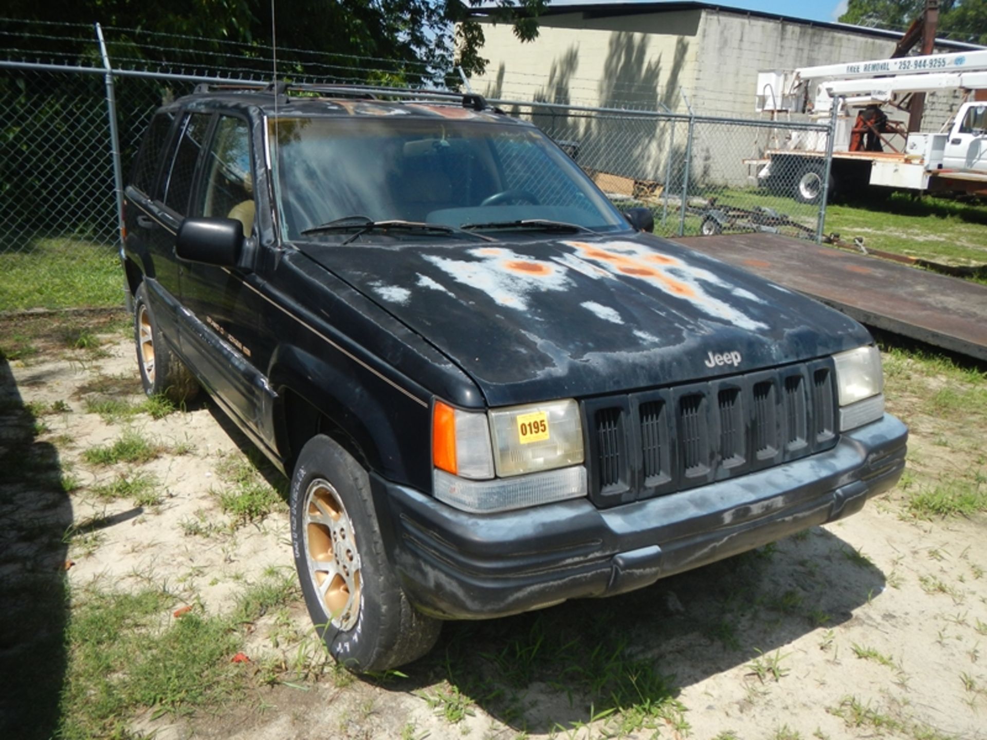 1996 JEEP GRAND CHEROKEE Limited 4WD (not running) VIN 1J4GZ78Y9TC212870 - MILES unknown. VIN - Image 2 of 5