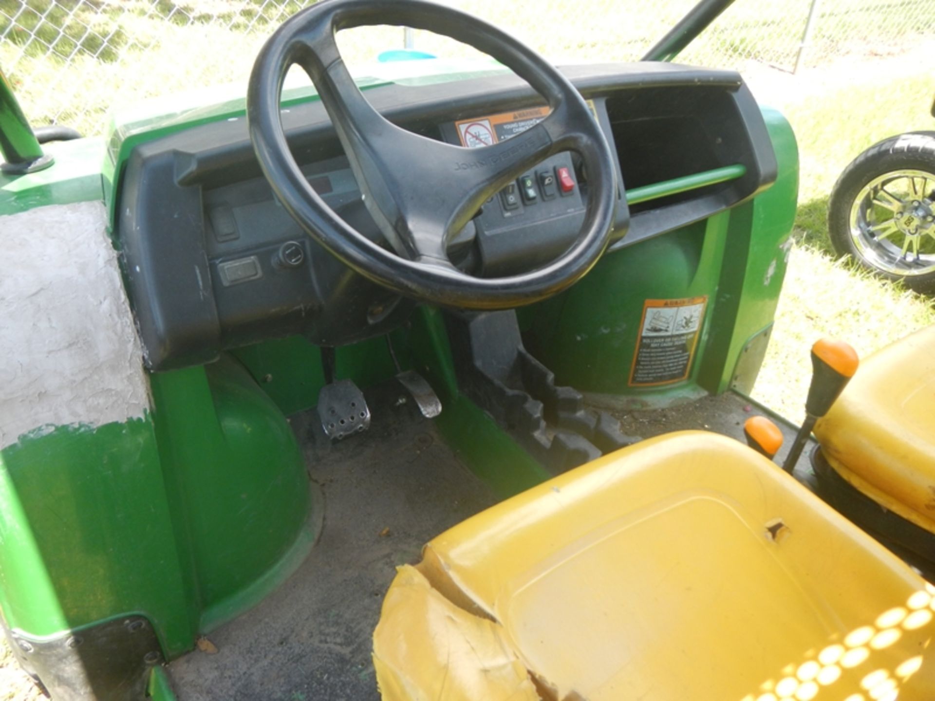 John Deere Gator 4 x4 HPX with dump body. Damage on front fenders 1420 hrs - Image 5 of 5