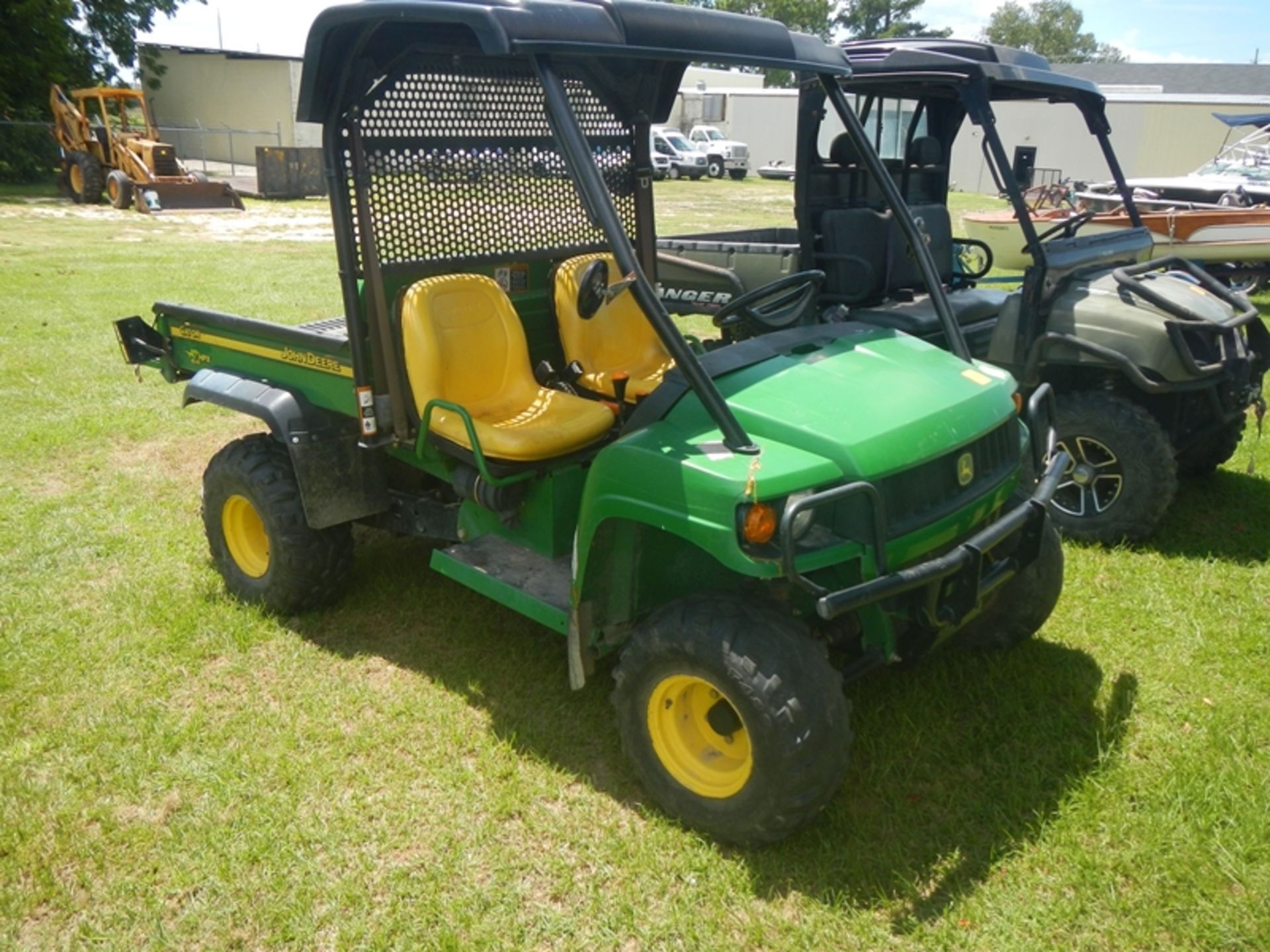 John Deere Gator 4 x4 HPX with dump body. Damage on front fenders 1420 hrs - Image 2 of 5