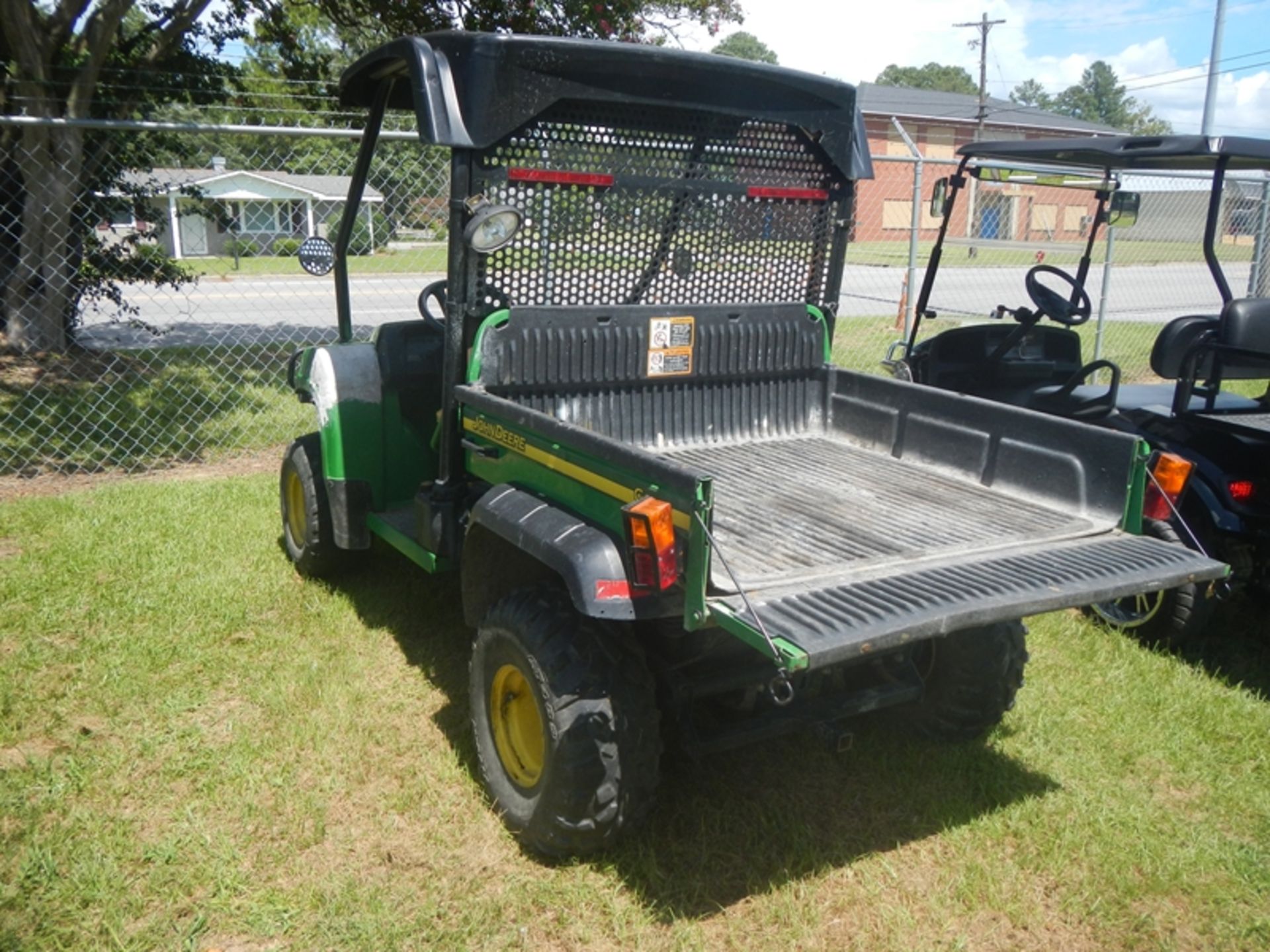 John Deere Gator 4 x4 HPX with dump body. Damage on front fenders 1420 hrs - Image 4 of 5