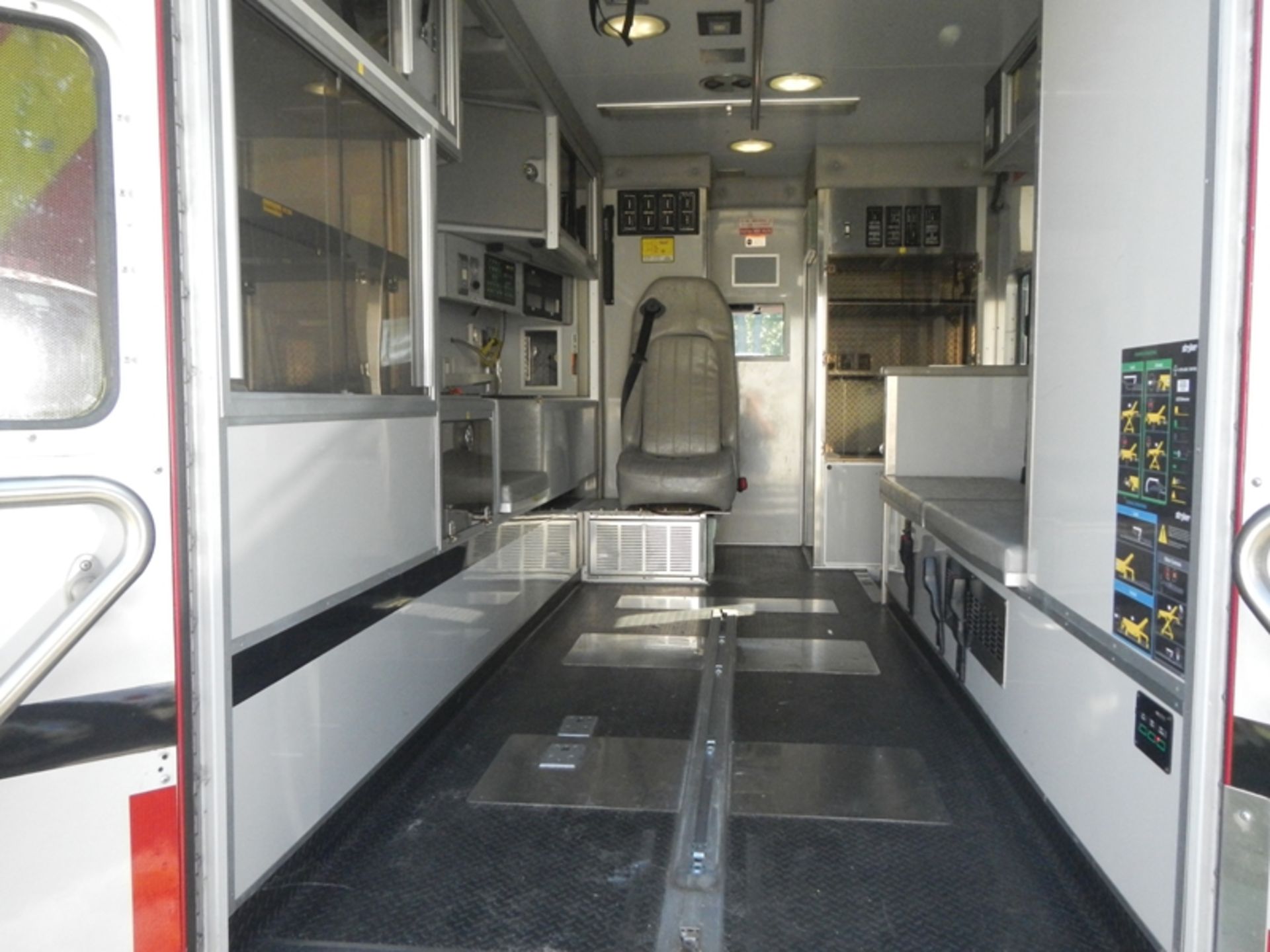 2012 INTERNATIONAL 4000 Medium Duty ambulance 159,900 miles - 1HTMNAAL8CH138069 - Image 6 of 6