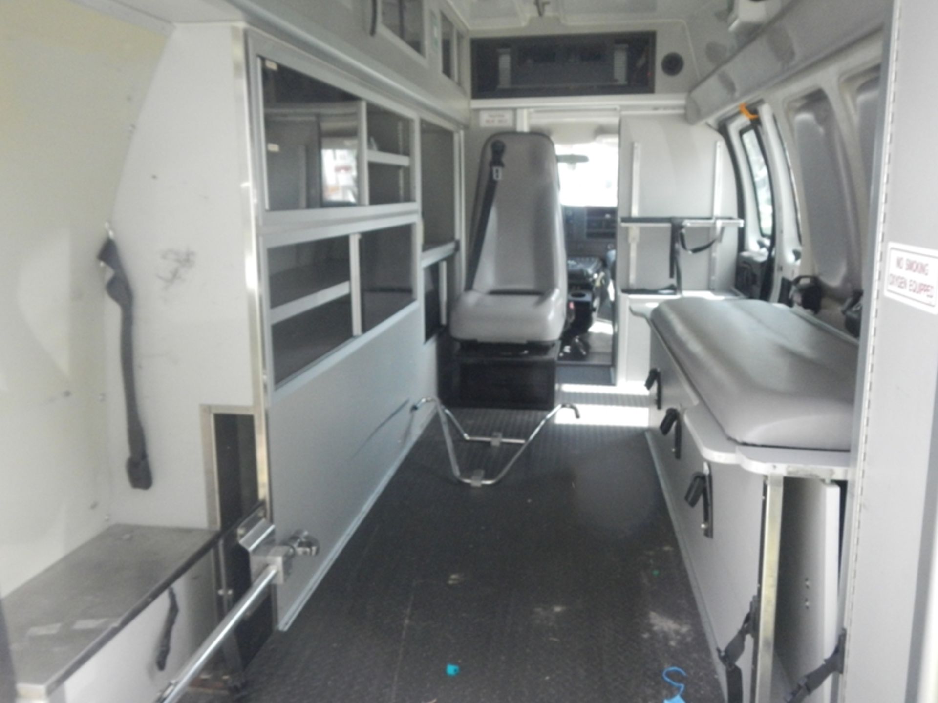 2009 CHEVROLET G-3500 Type II Ambulance dsl 199,883 miles - 1GBHG396391152924 - Image 6 of 6