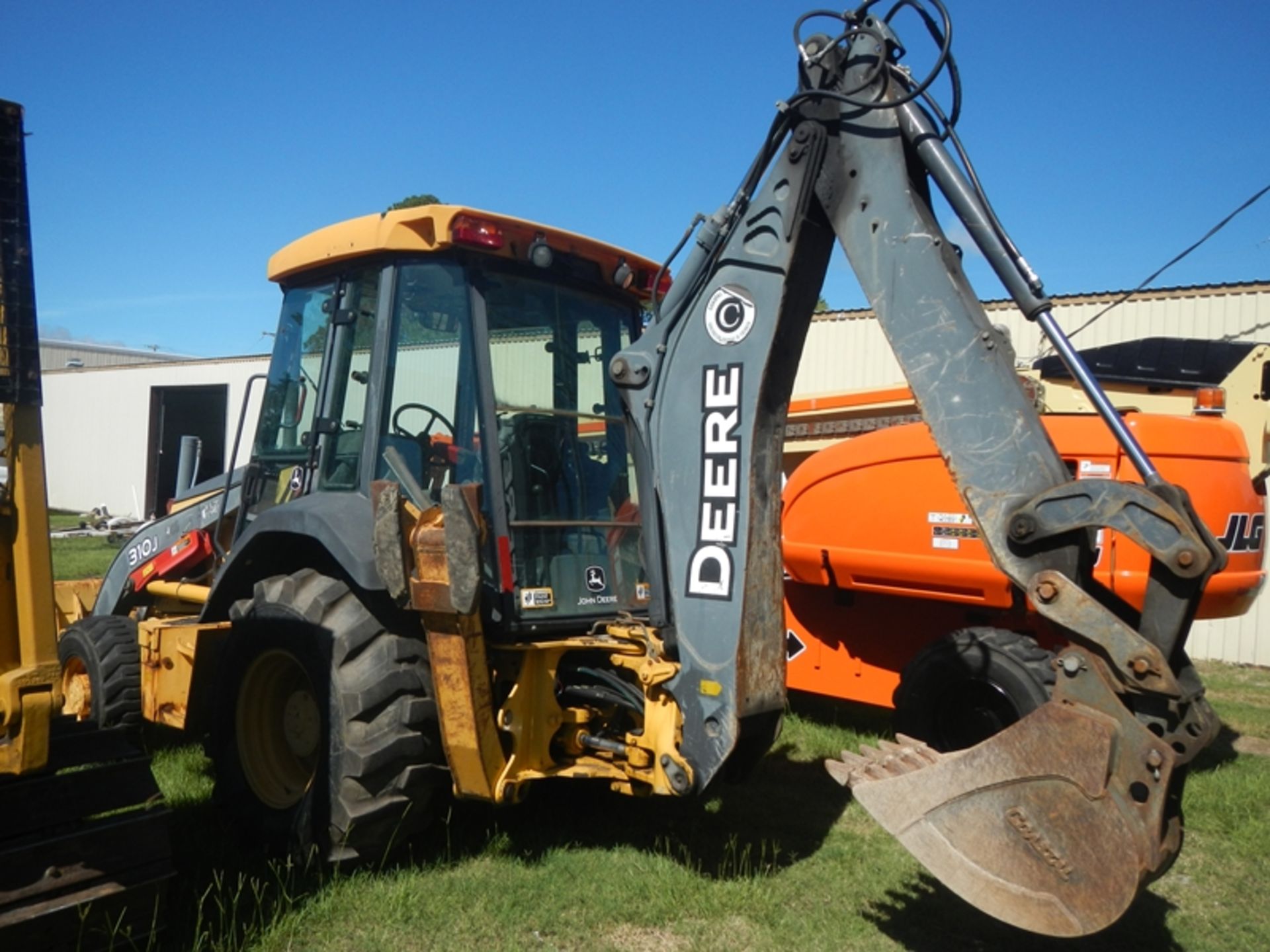 DEERE 310J 4WD backhoe/loader, 4-1 front bucket, Xtendahoe, cab - 8,147 hrs. - SERIAL: - Image 4 of 8