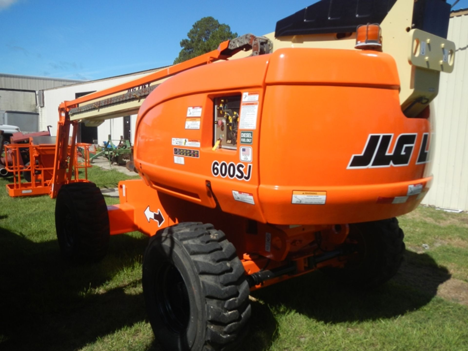 JLG 600SJ rough terrain 65' telescopic aerial lift new paint and new tires vin# 0300027119 - Image 4 of 6
