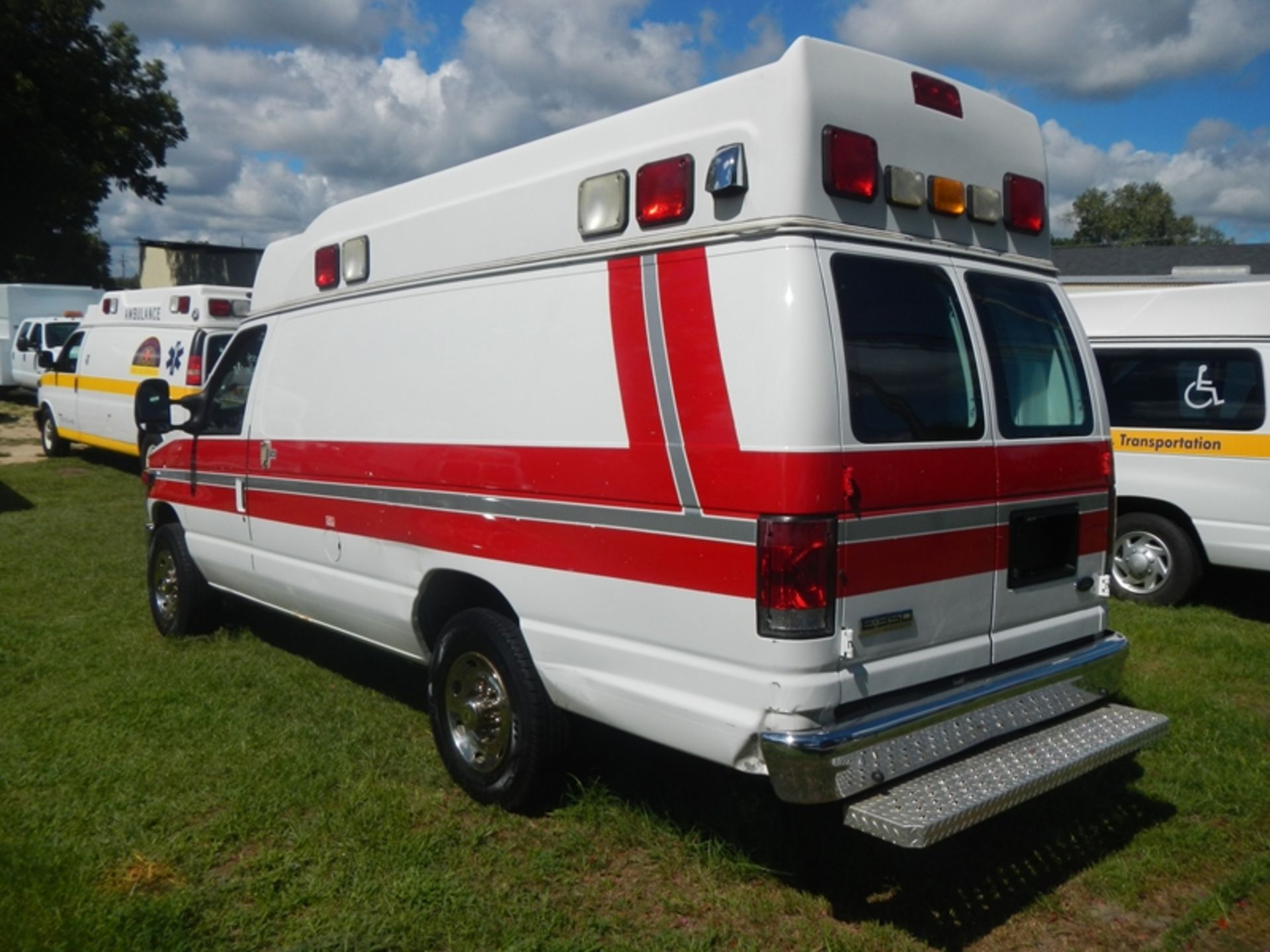 2010 Ford E350 Super Duty Type II Ambulance, dsl 220,124 miles - VIN: 1FDSS3EP6ADA41944 - Image 4 of 6