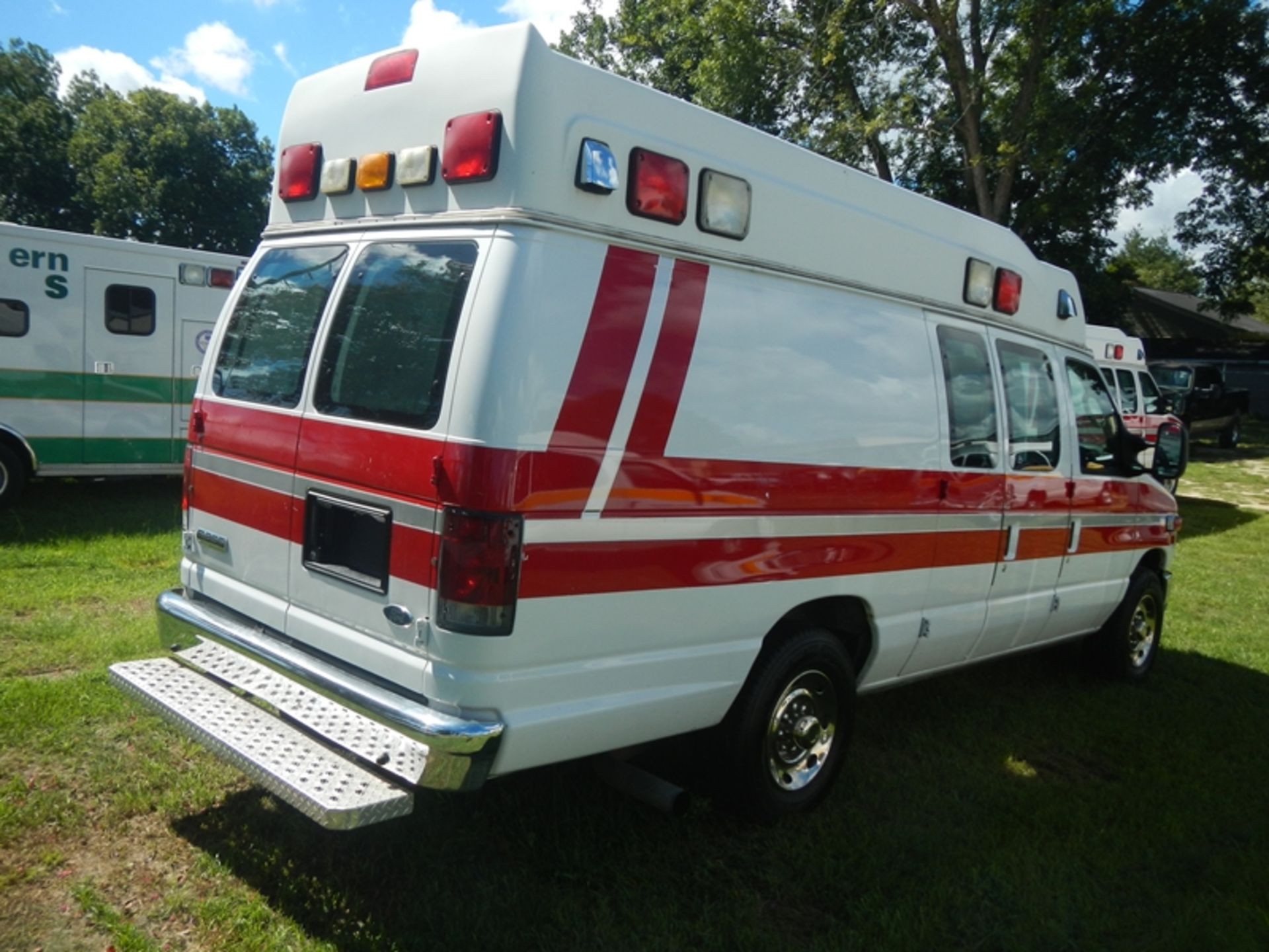 2010 Ford E350 Super Duty Type II Ambulance, dsl 220,124 miles - VIN: 1FDSS3EP6ADA41944 - Image 3 of 6