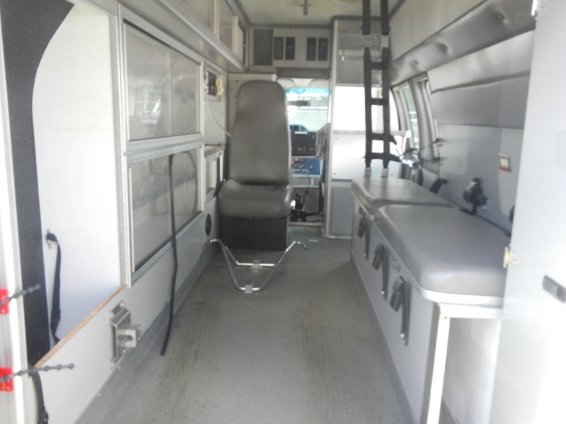 2009 FORD E-350 Super Duty Type II Ambulance, diesel - 338,126 miles - VIN: 1FDSS34P29DA58785 - Image 6 of 6