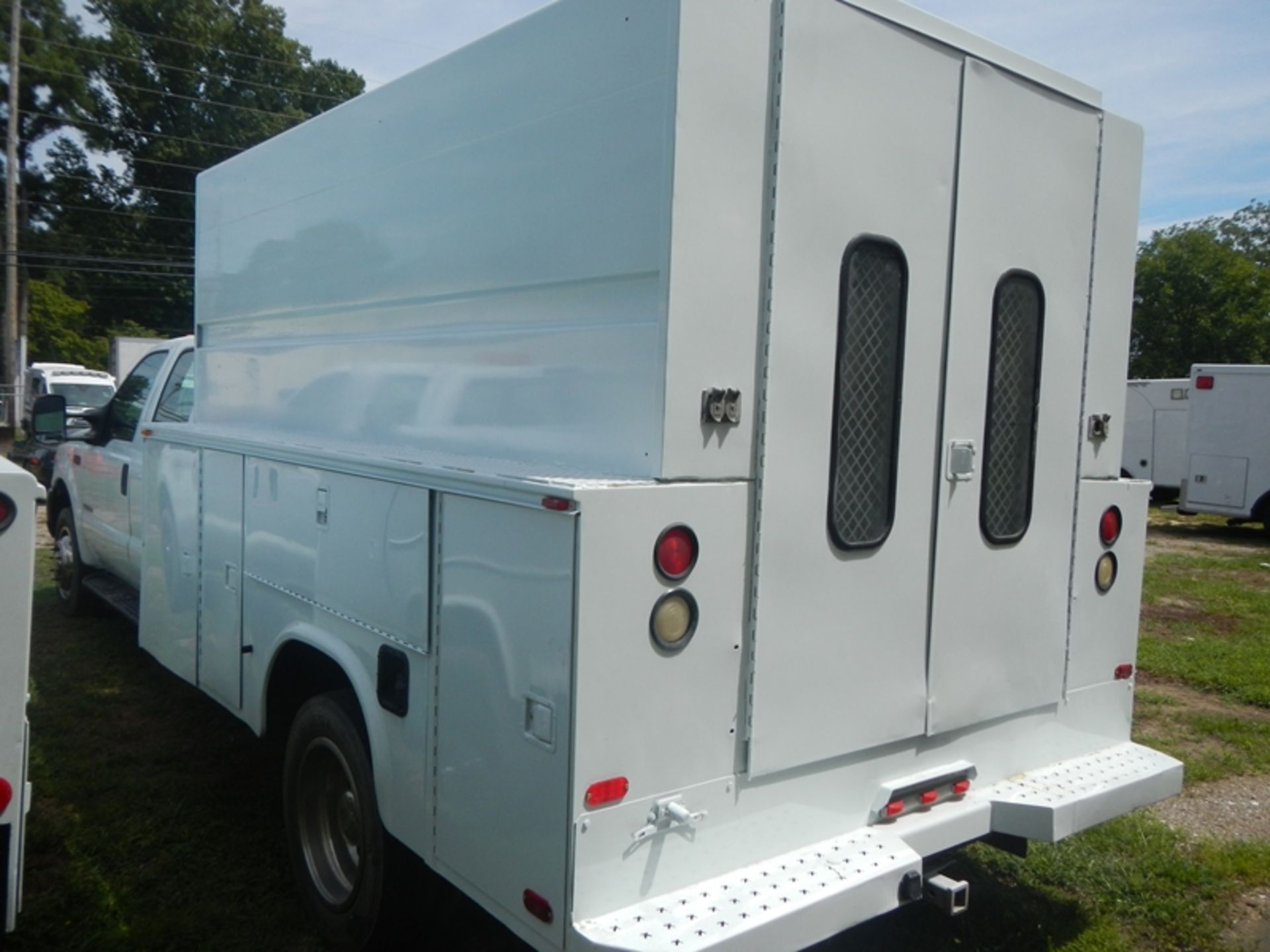 2003 FORD F550 crew cab, covered utility body, diesel (rebuilt 25K ago) - 266,663 miles - 1FDAW56P33 - Image 4 of 7