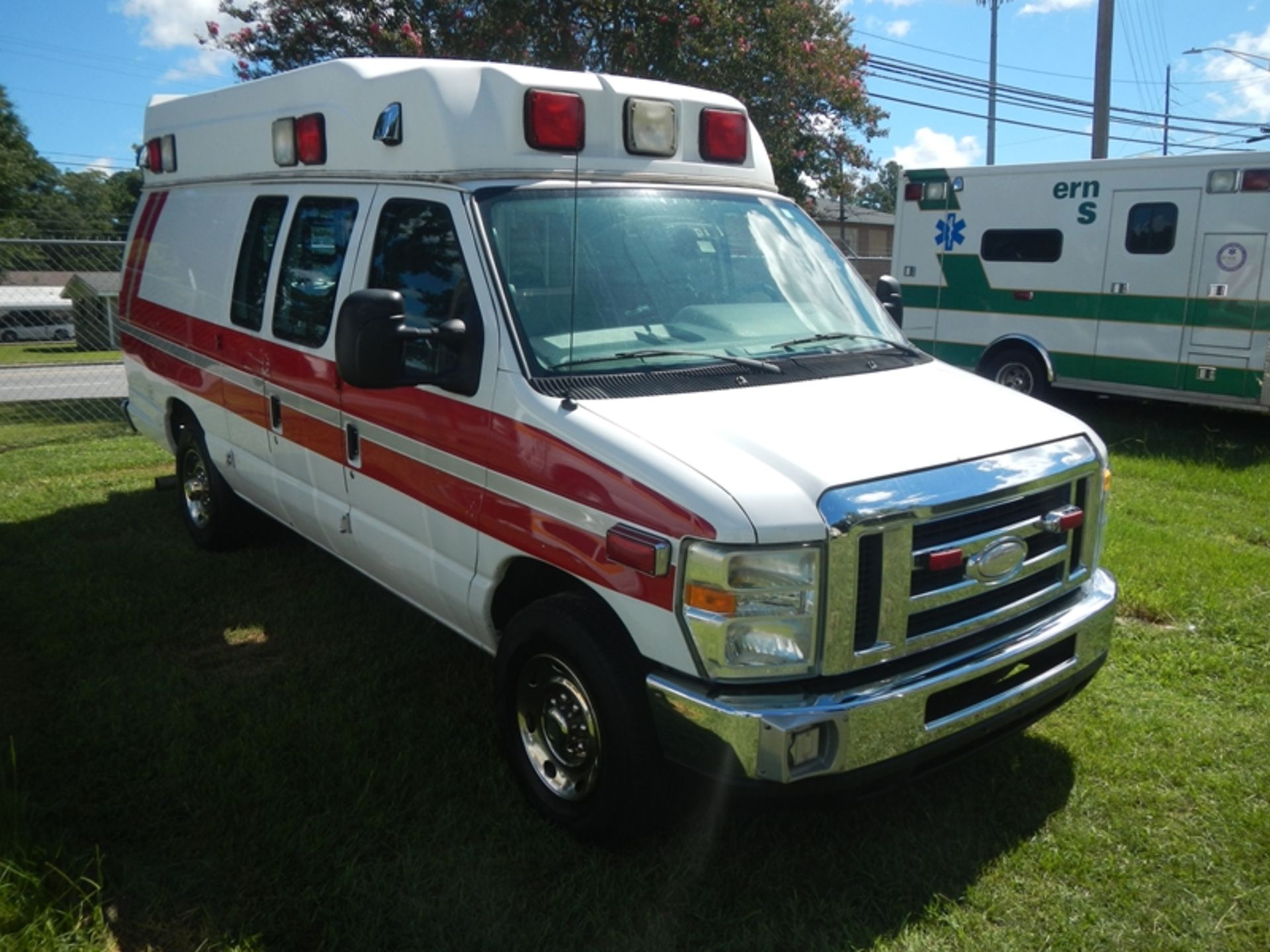 2010 Ford E350 Super Duty Type II Ambulance, dsl 220,124 miles - VIN: 1FDSS3EP6ADA41944 - Image 2 of 6