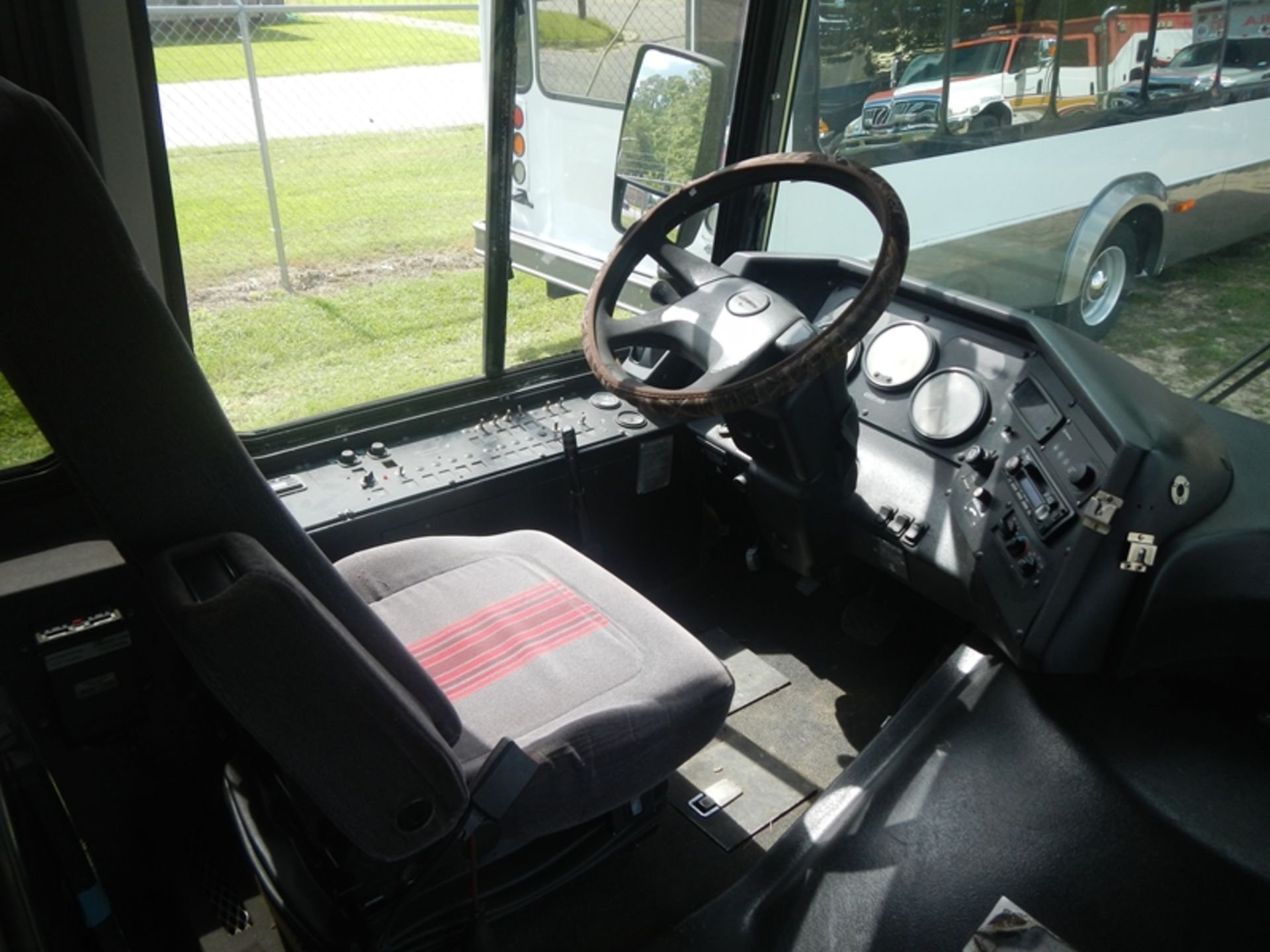 2007 FREIGHTLINER 30 passenger bus, Cummins dsl auto trans - 36,616 miles - VIN: - Image 5 of 7