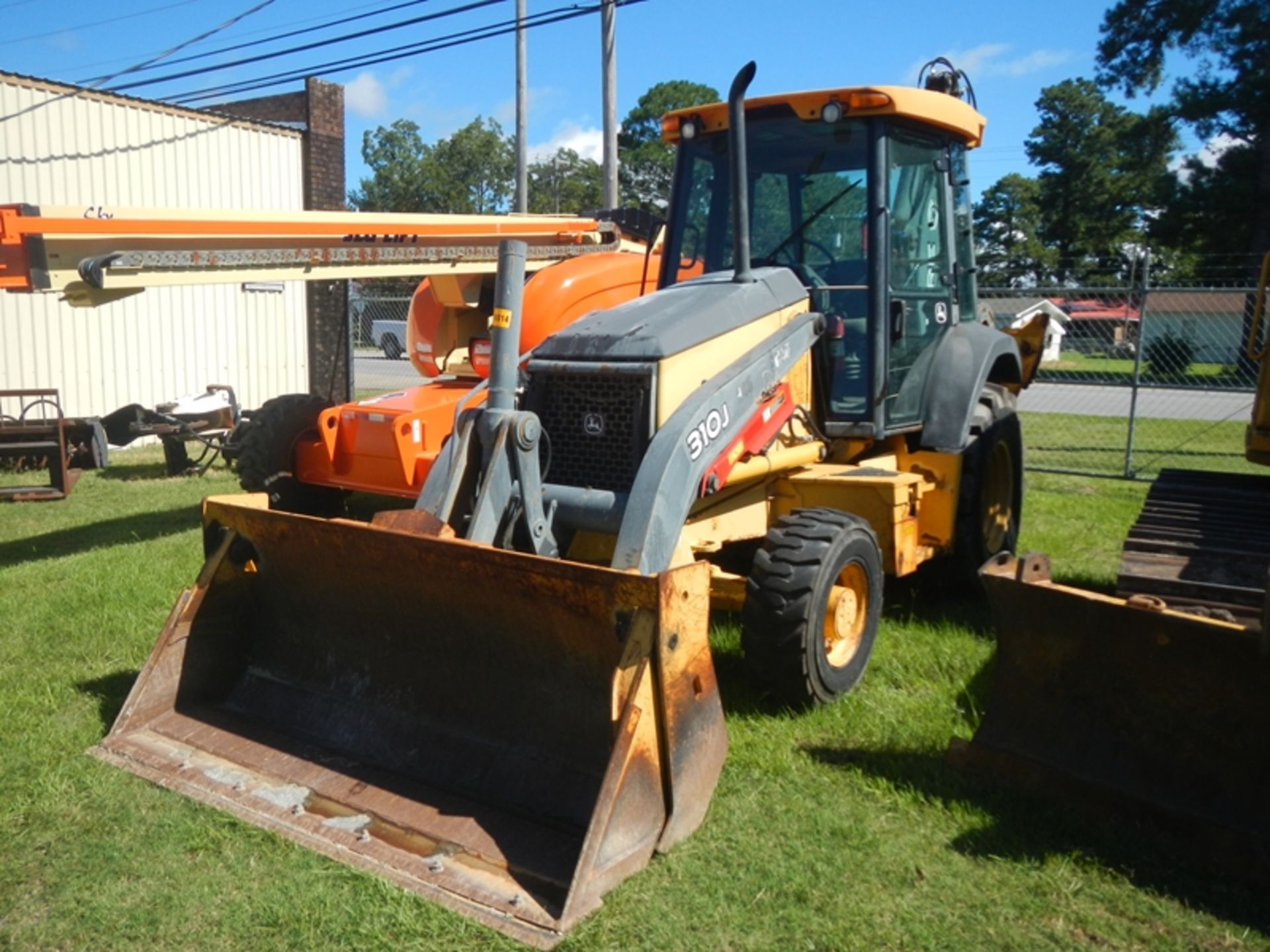 DEERE 310J 4WD backhoe/loader, 4-1 front bucket, Xtendahoe, cab - 8,147 hrs. - SERIAL: