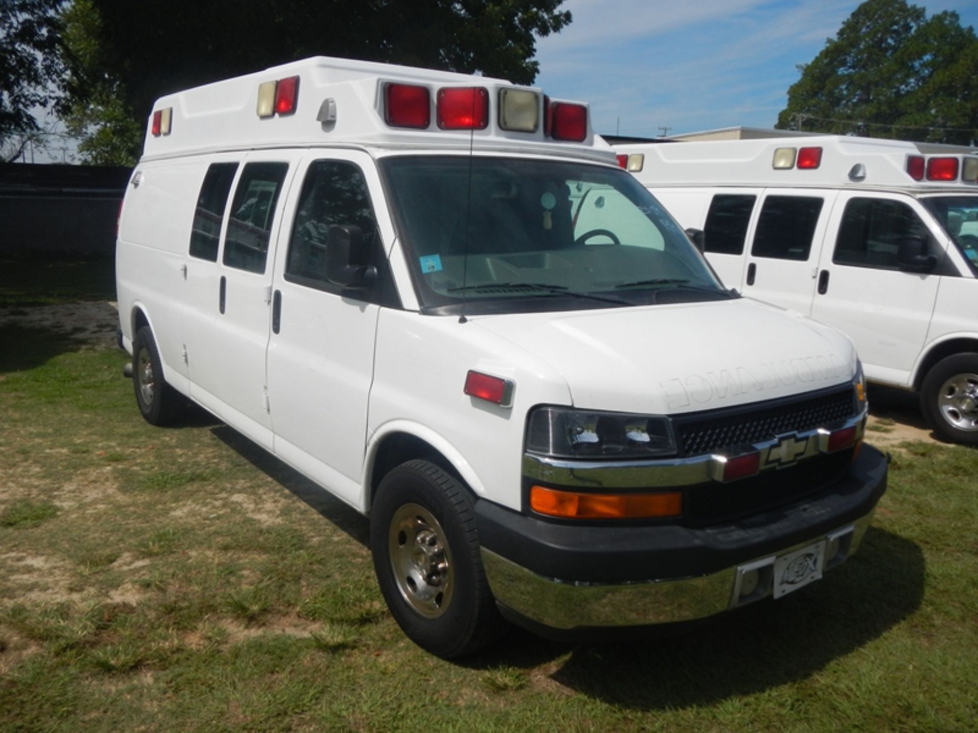 2009 CHEVROLET G-3500 Type II Ambulance dsl 199,883 miles - 1GBHG396391152924 - Image 2 of 6