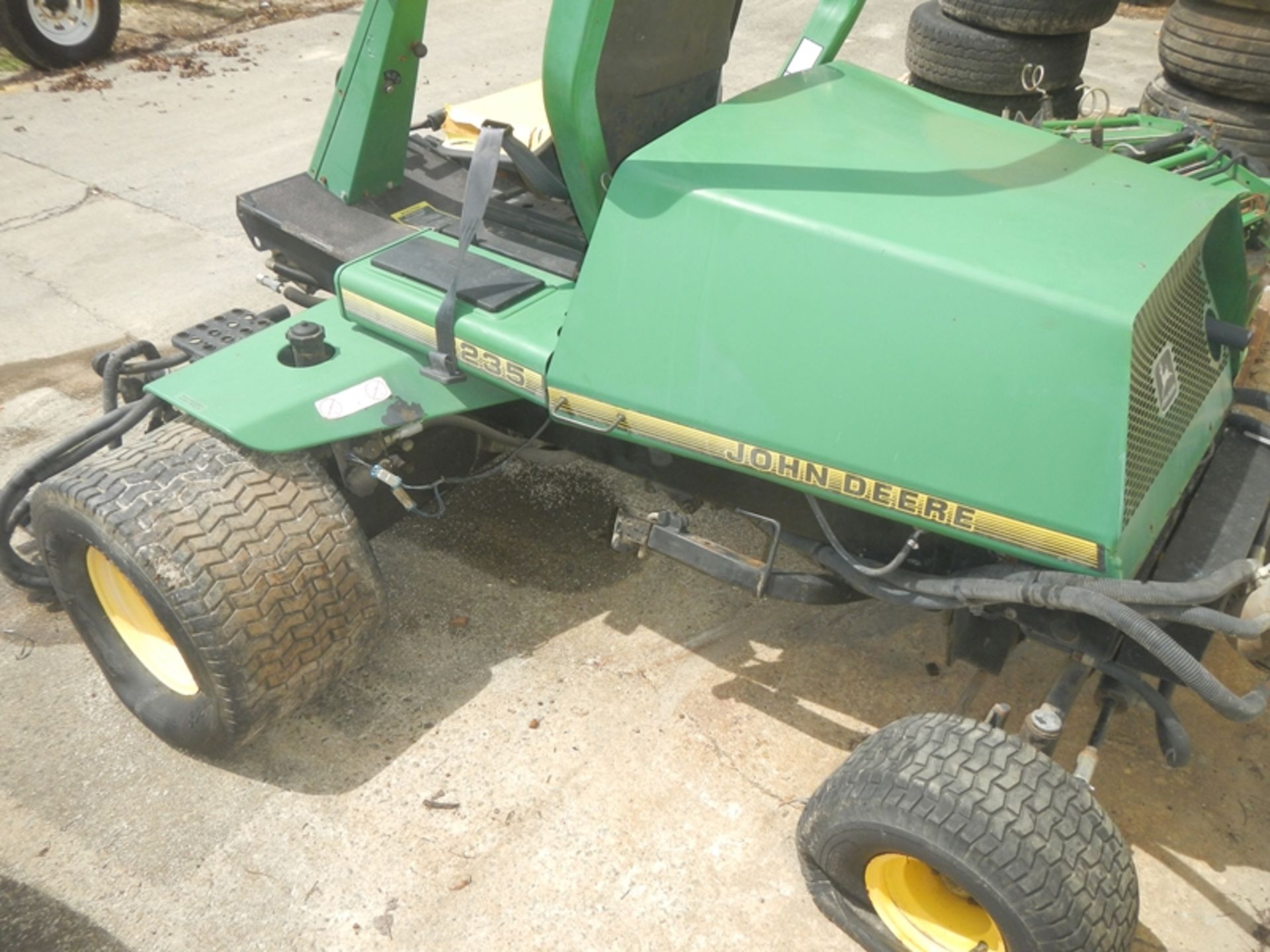 JD 3225 108" reel mower Yanmar dsl Machine cranks and runs but has hydraulic leaks where reels are r - Image 4 of 6