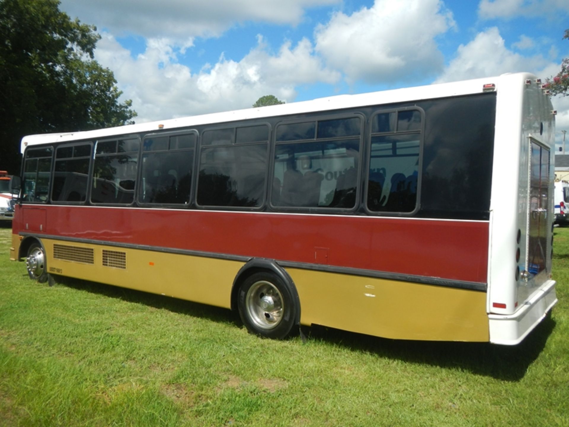 2007 FREIGHTLINER 30 passenger bus, Cummins dsl auto trans - 36,616 miles - VIN: - Image 4 of 7
