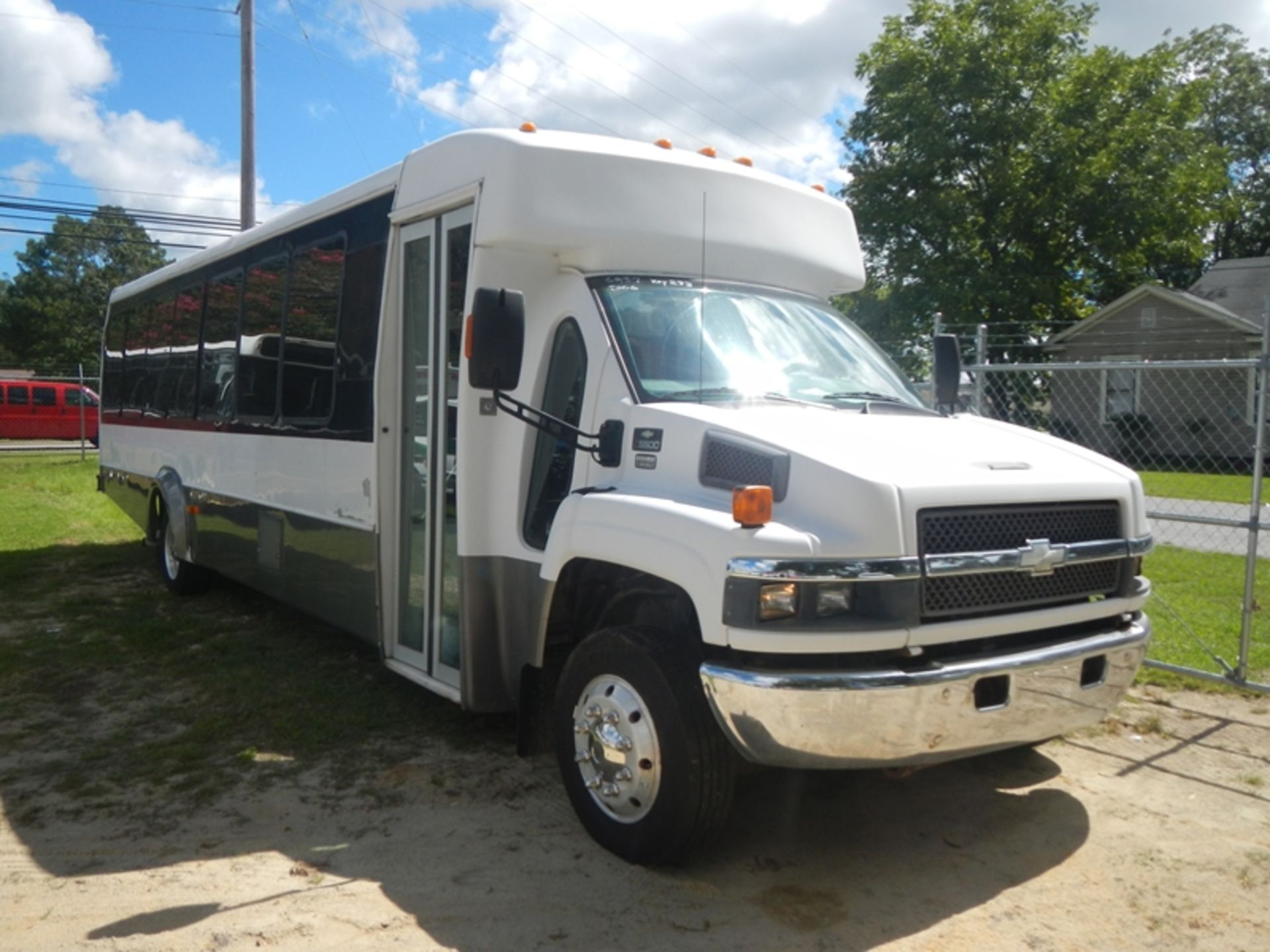 2006 CHEVROLET C5500 40 passenger bus Duramax auto trans - 162,073 miles - VIN: 1GBG5V1256F428122 - Image 2 of 7