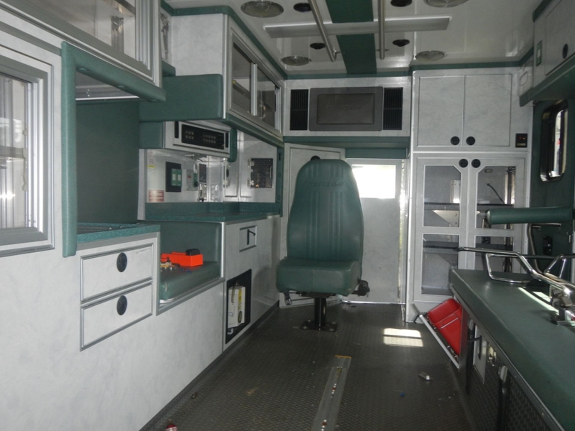 2003 FORD E-450 Type III Ambulance, dsl 138,820 miles - 1FDXE45F03HB76343 - Image 6 of 6