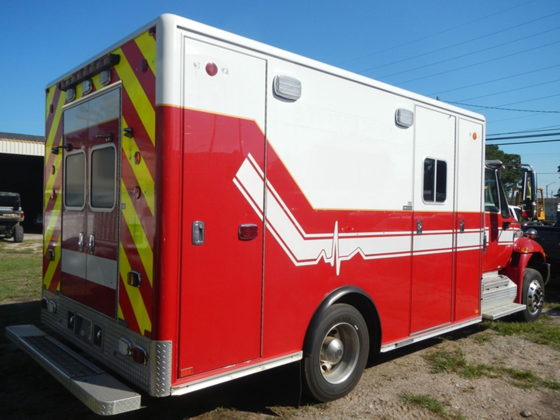 2012 INTERNATIONAL 4000 Medium Duty ambulance 159,900 miles - 1HTMNAAL8CH138069 - Image 3 of 6