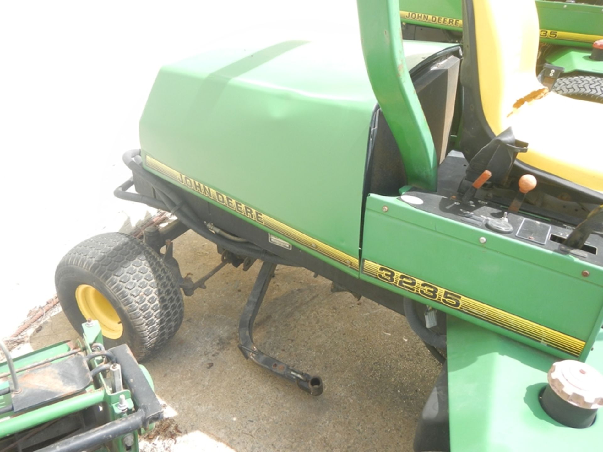JD 3225 108" reel mower Yanmar dsl Machine cranks and runs but has hydraulic leaks where reels are r - Image 3 of 6