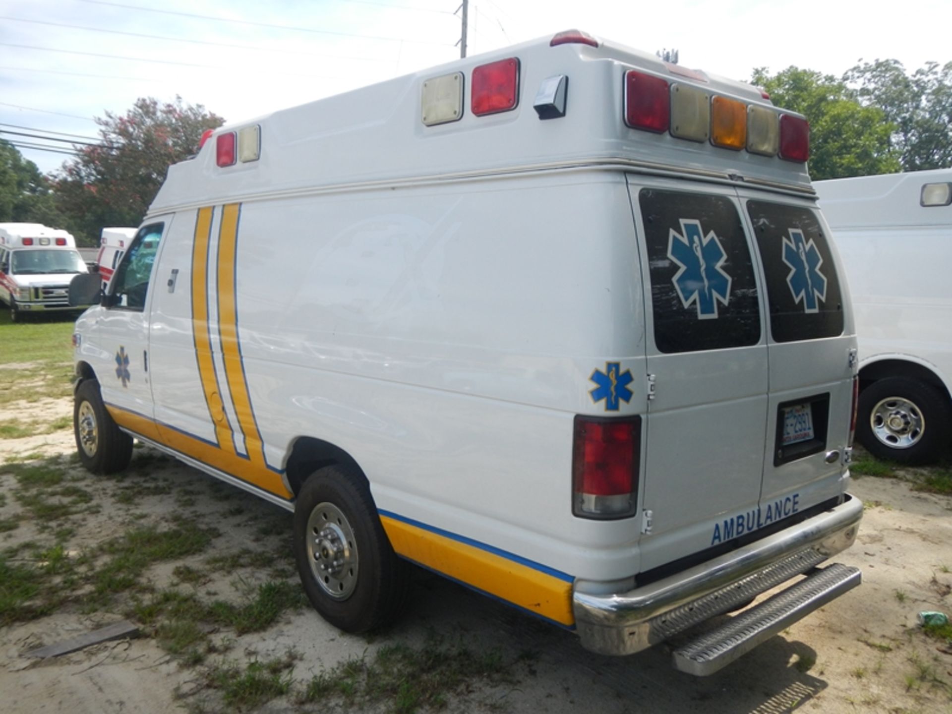 2001 FORD E-350 Super Duty Type II Ambulance, 7.3 diesel - 248,021 miles - 1FDSS34F51HA84186 - Image 5 of 6