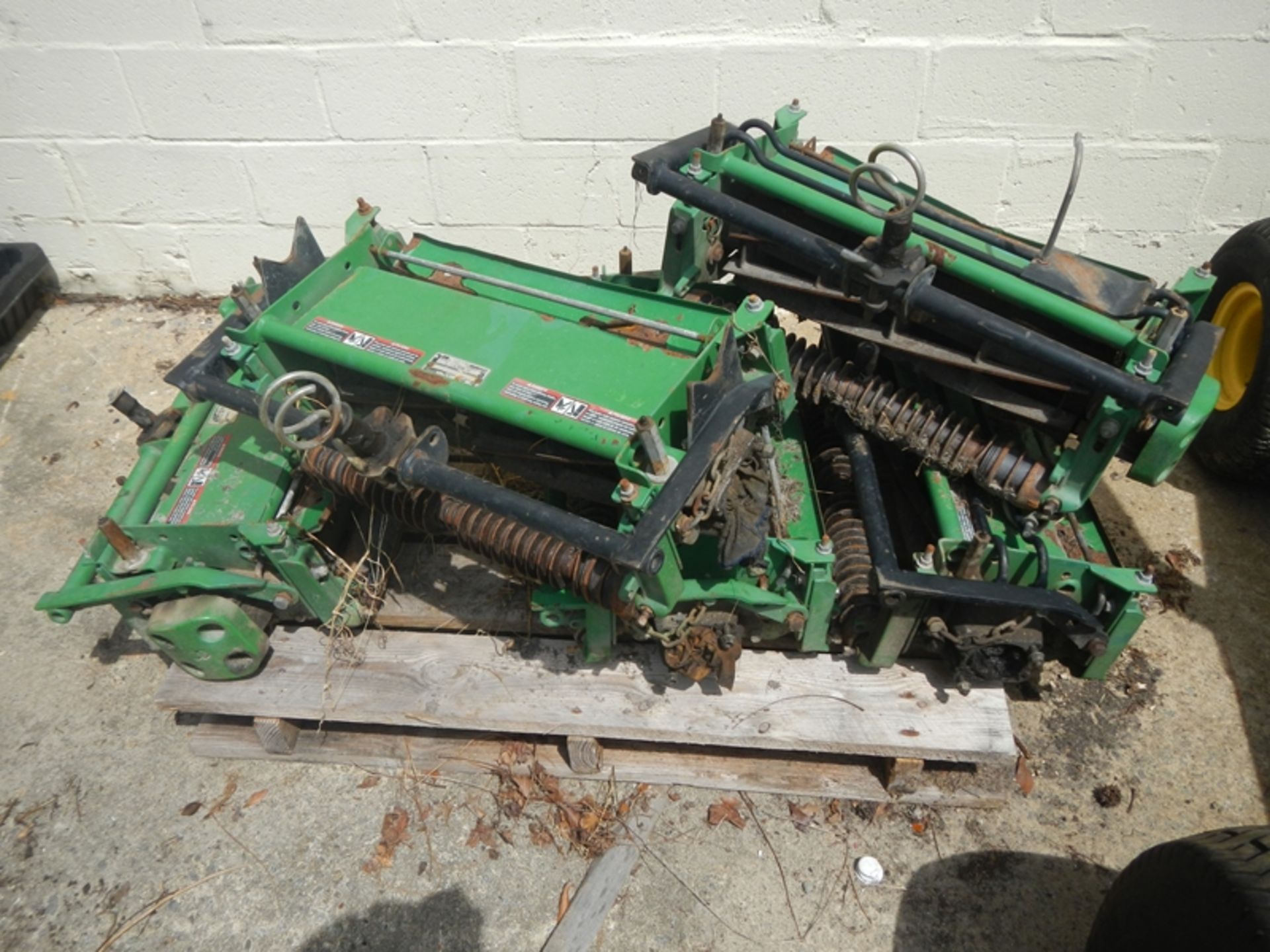 JD 3225 108" reel mower Yanmar dsl Machine cranks and runs but has hydraulic leaks where reels are r - Image 5 of 6