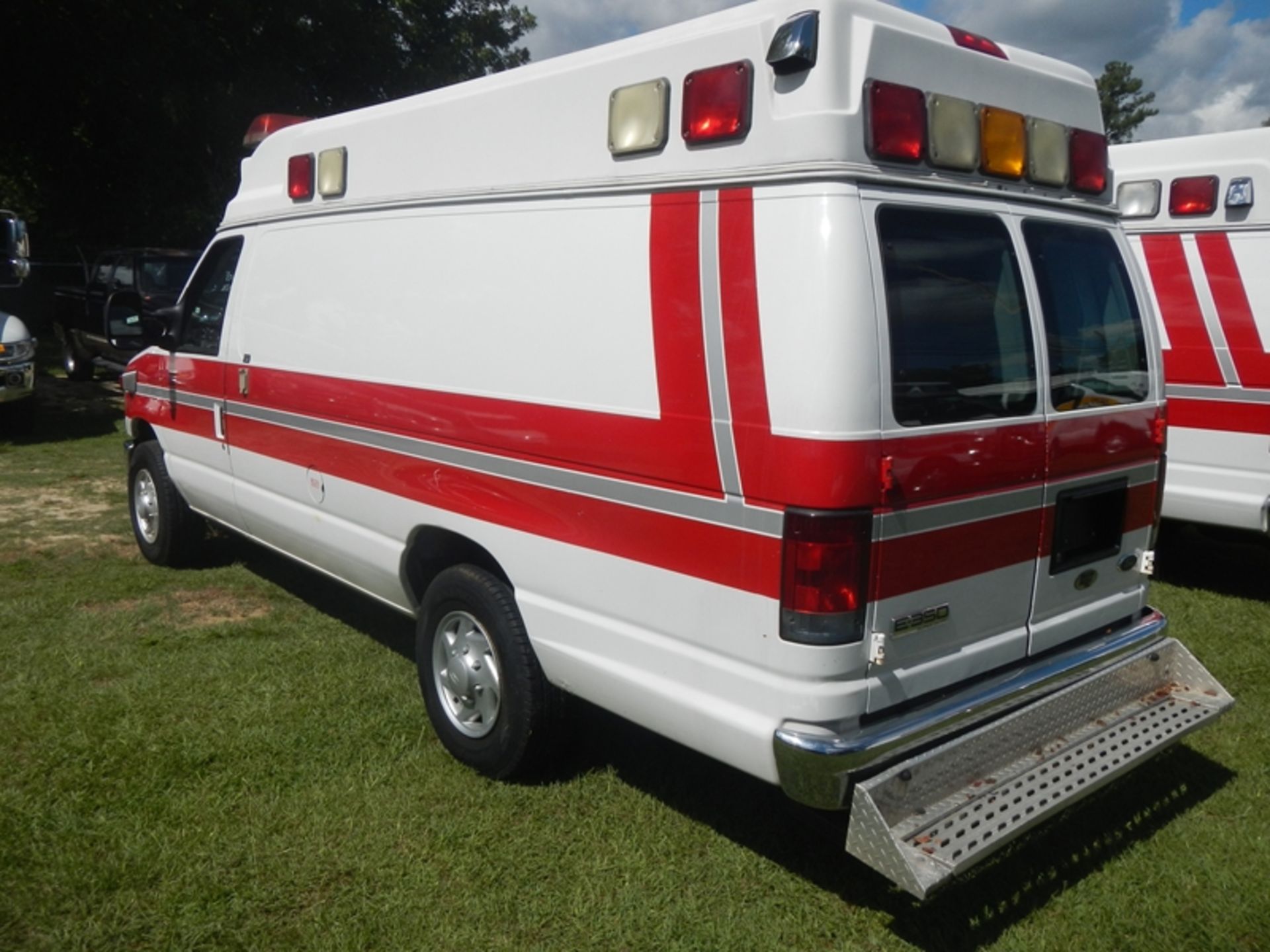 2009 FORD E-350 Super Duty Type II Ambulance, diesel - 338,126 miles - VIN: 1FDSS34P29DA58785 - Image 4 of 6