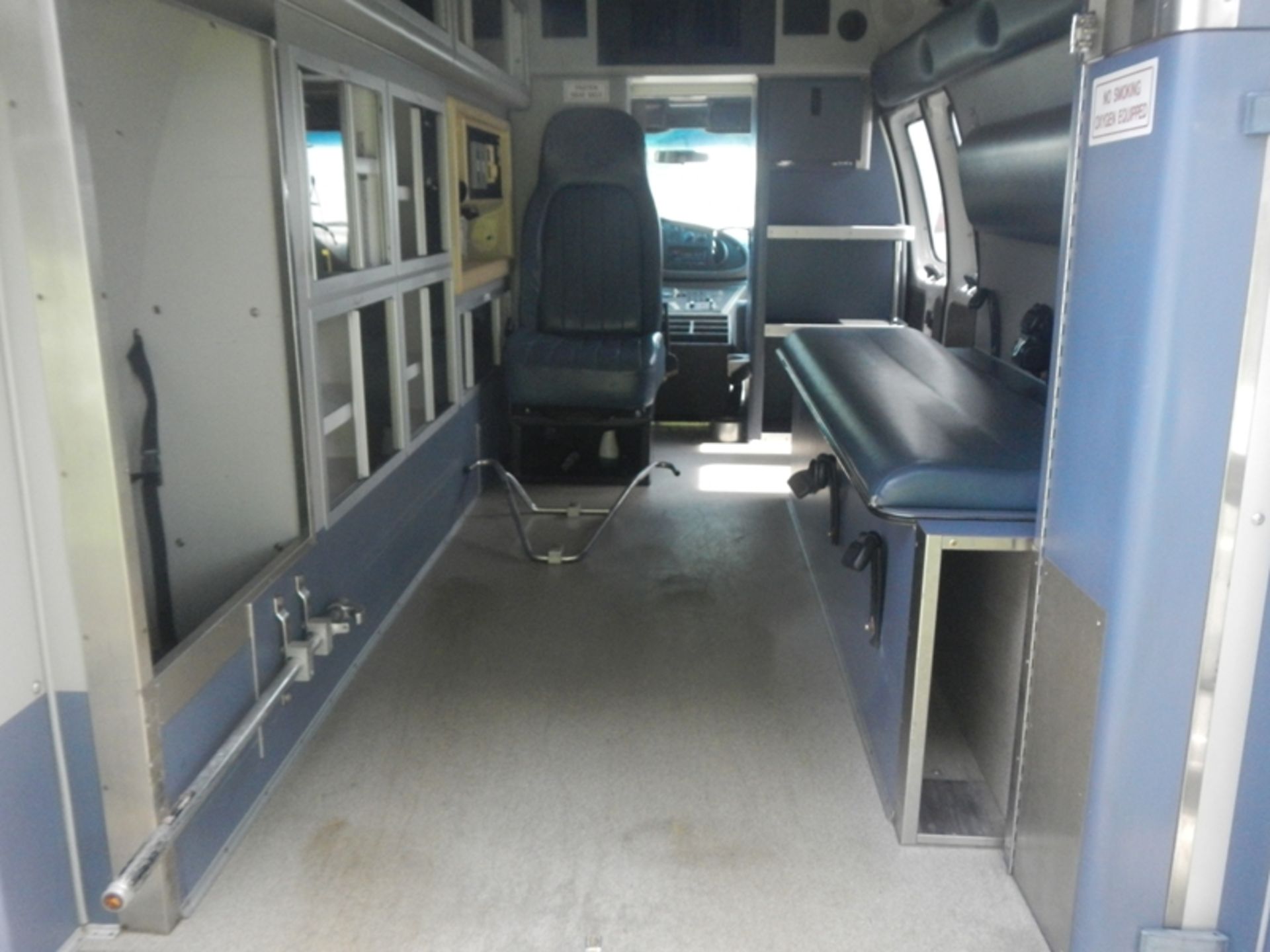 2001 FORD E-350 Super Duty Type II Ambulance, 7.3 diesel - 248,021 miles - 1FDSS34F51HA84186 - Image 2 of 6