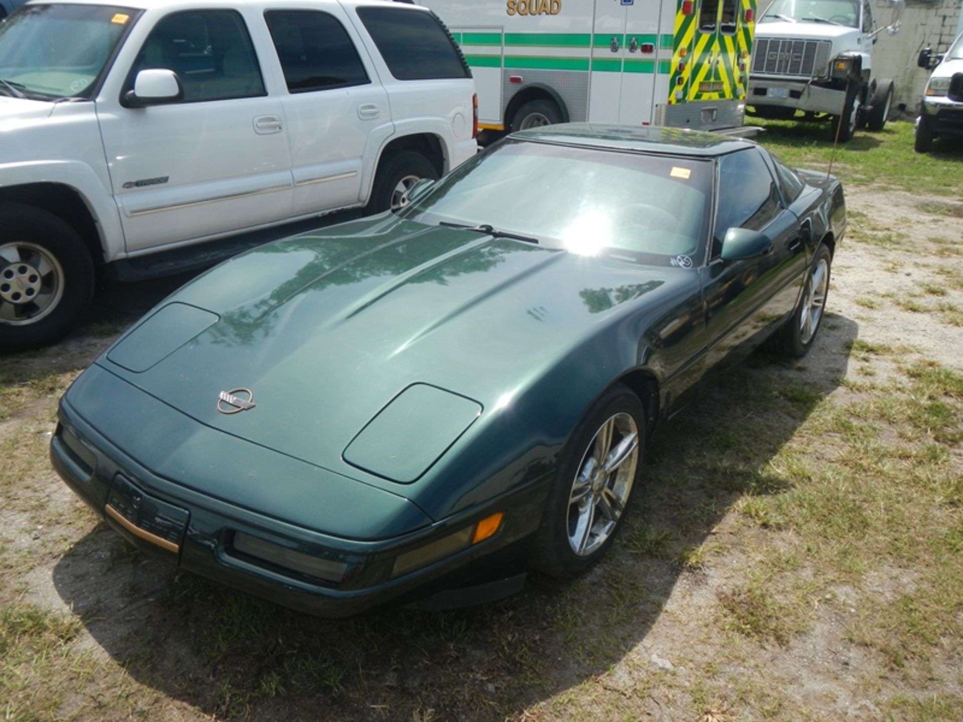 1996 CHEVROLET Corvette, removeable t-top automatic - 86,000 miles showing - 1G1YY22P4T5101074