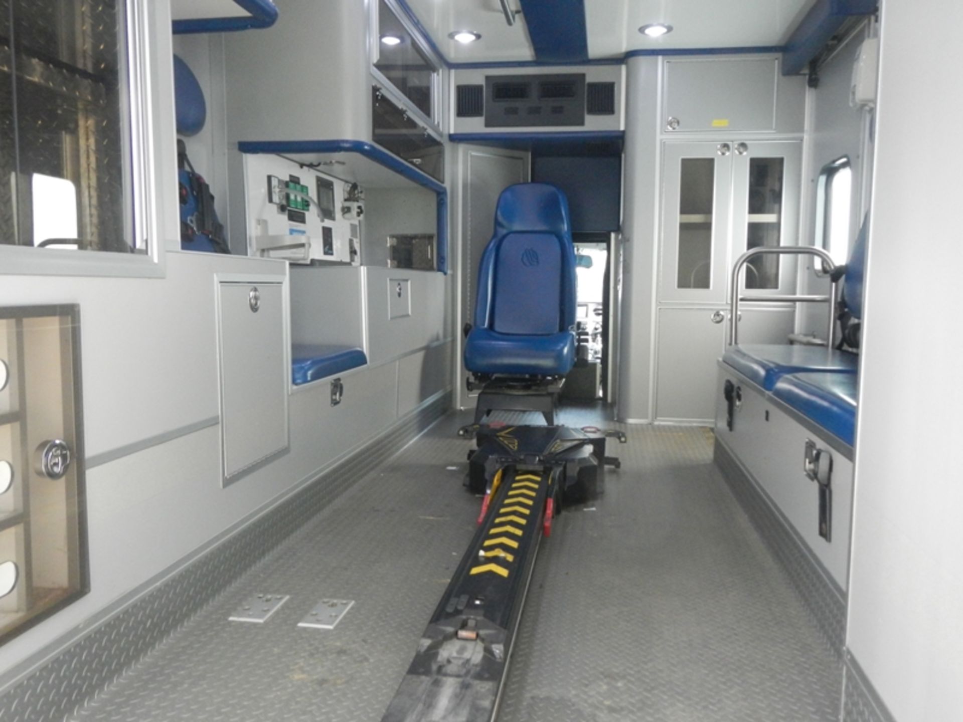 2011 FORD F-450 XLT Type I Ambulance - Image 6 of 6