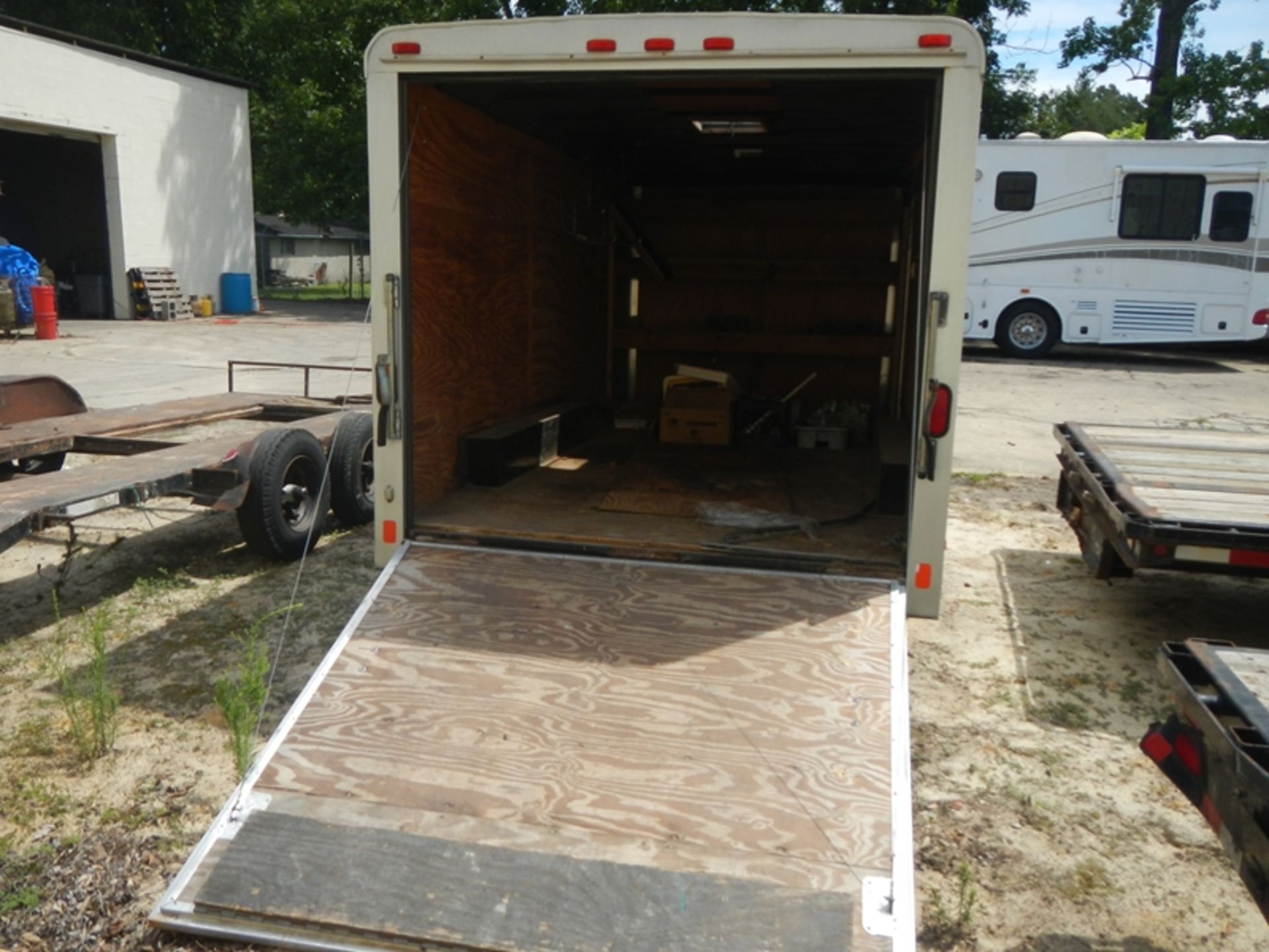 2007 PACE AMERICAN 14' dual axle enclosed trailer 4FPUB14277G115283 top vent in roof needs to be r - Image 4 of 6