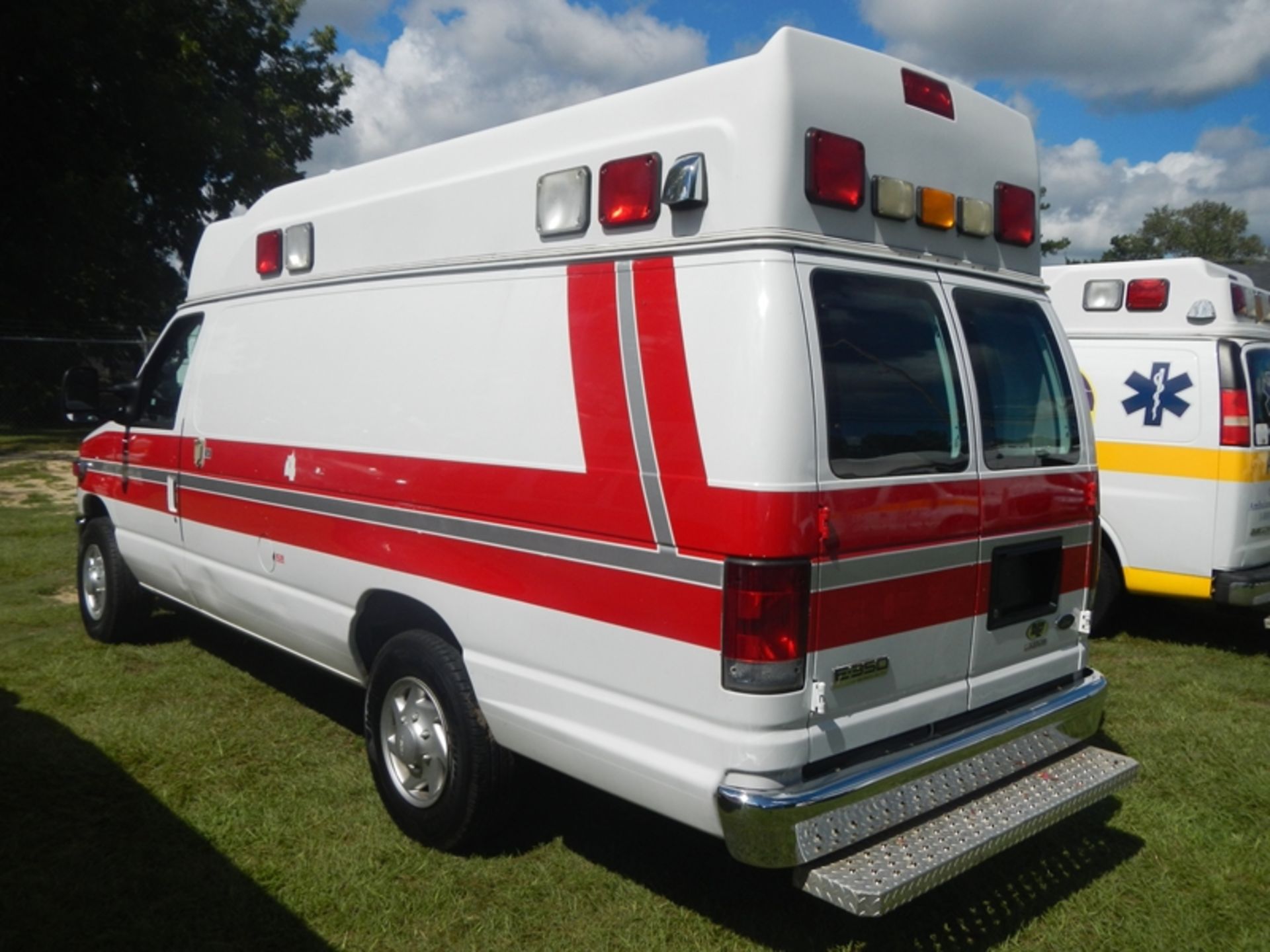 2010 FORD E-350 Super Duty Type II Ambulance, dsl 248,059 miles - VIN: 1FDSS3EP8ADA23977 - Image 4 of 6