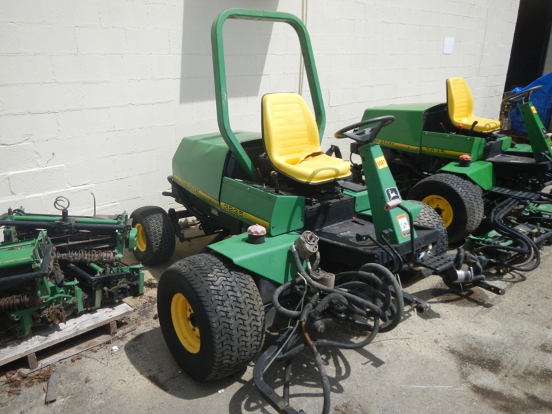 JD 3225 108" reel mower Yanmar dsl Machine cranks and runs but has hydraulic leaks where reels are r - Image 2 of 6