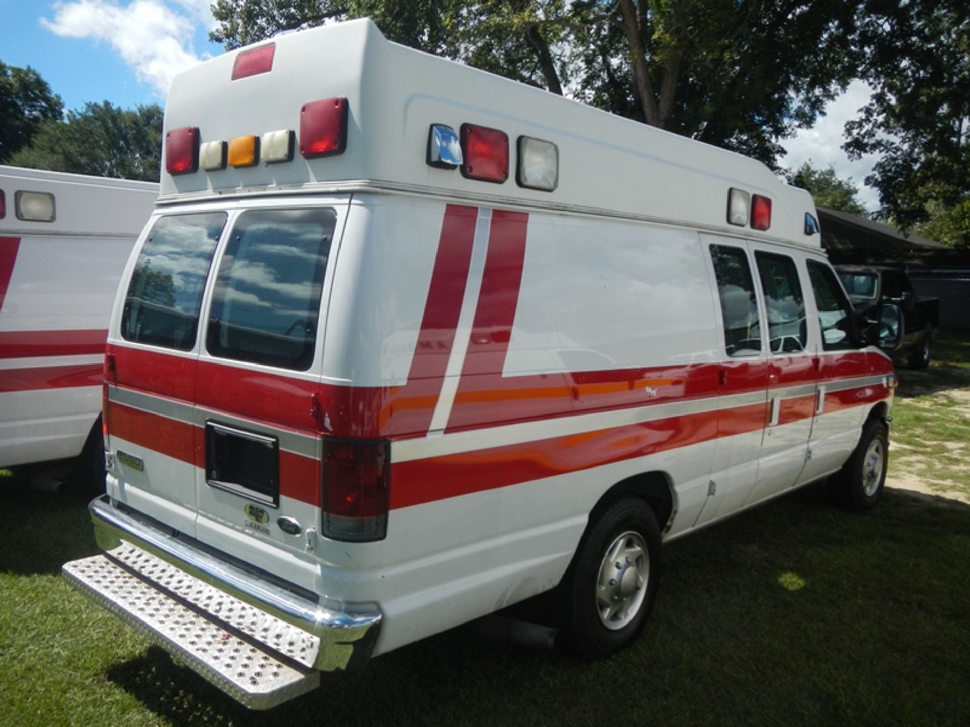 2010 FORD E-350 Super Duty Type II Ambulance, dsl 248,059 miles - VIN: 1FDSS3EP8ADA23977 - Image 3 of 6