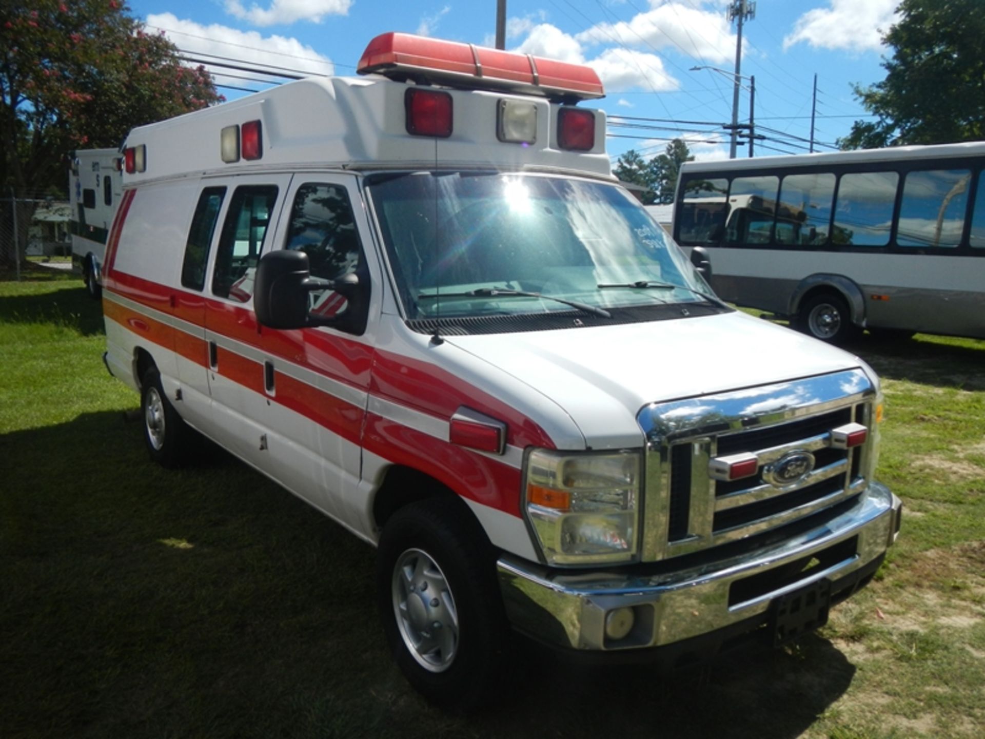 2009 FORD E-350 Super Duty Type II Ambulance, diesel - 338,126 miles - VIN: 1FDSS34P29DA58785 - Image 2 of 6